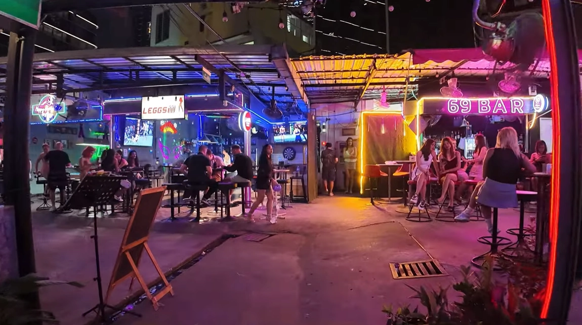 태국의 밤 문화로 유명한 방콕 수쿰빗 지역 유흥가에 있는 술집들. 사진은 기사 내용과 직접 관련 없음. 유튜브 채널 ‘The Walk Thru’ 캡처