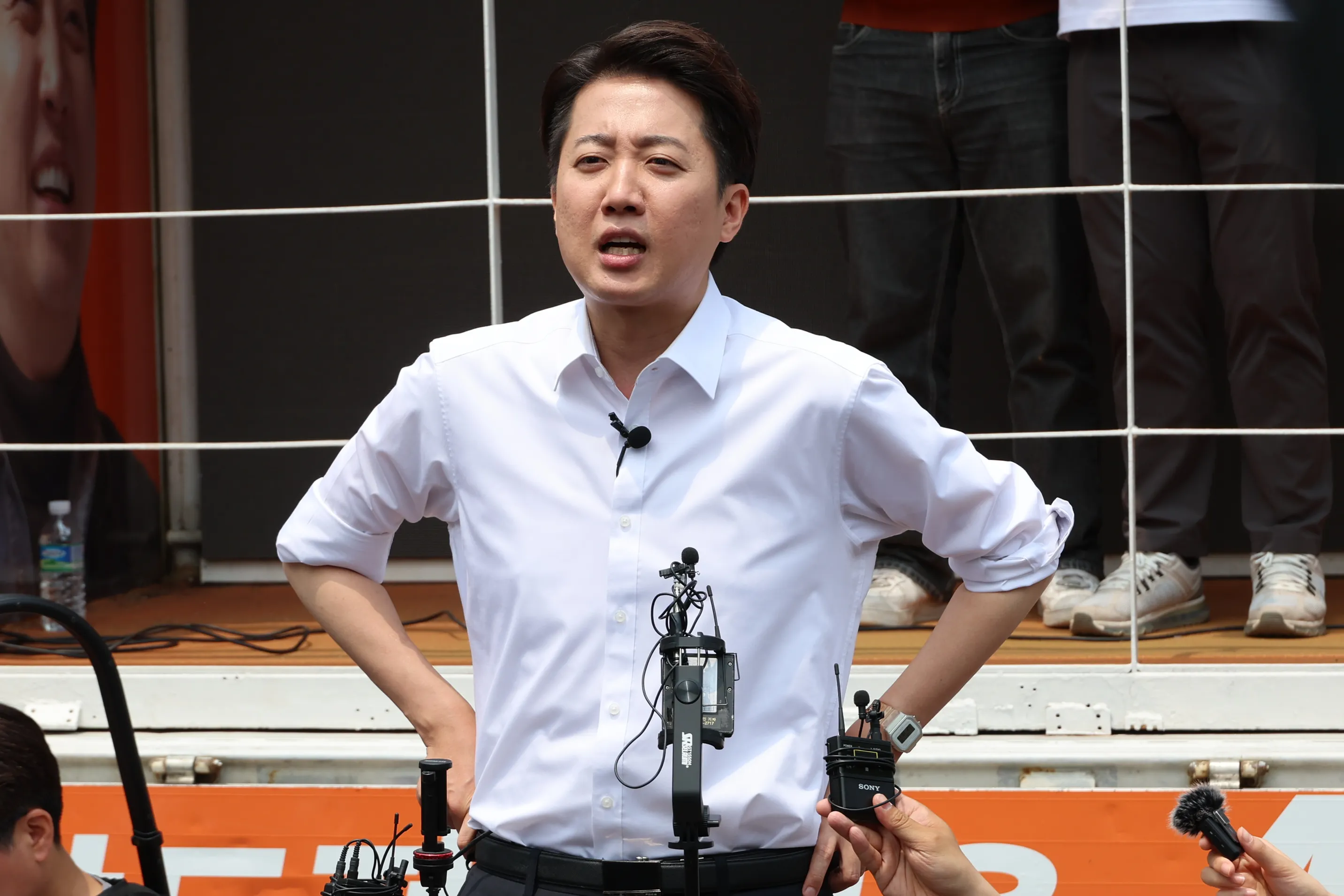 이준석 개혁신당 대선 후보가 사전투표를 하루 앞둔 28일 서울 영등포구 여의도공원에서 유세를 마친 뒤 취재진의 질문에 답하고 있다. 2025.5.28 연합뉴스