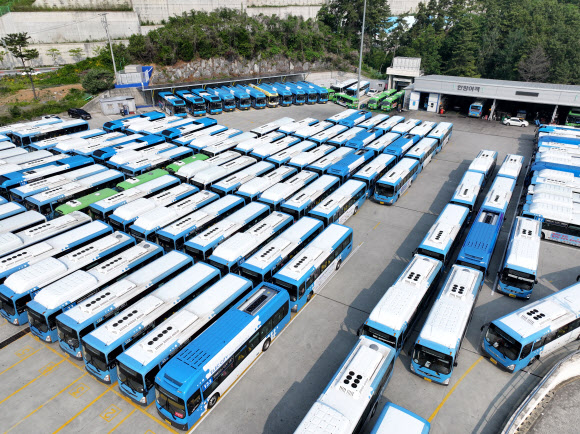 부산지역 시내버스가 전면 파업에 돌입한 28일 오전 부산 연제구공영버스차고지에 운행이 중지된 버스들이 주차돼 있다. 2025.5.28. 연합뉴스