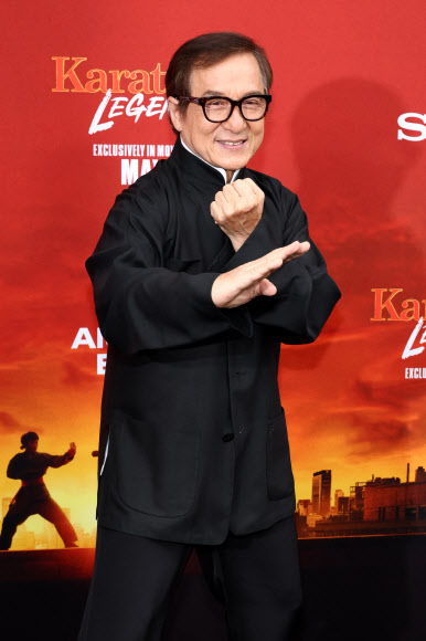 영화배우 겸 감독인 성룡이 27일(현지시간) 미국 뉴욕 SVA 극장에서 열린 영화 ‘가라데 키드: 레전드’(Karate Kid: Legends) 시사회에 참석해 포즈를 취하고 있다. AFP 연합뉴스