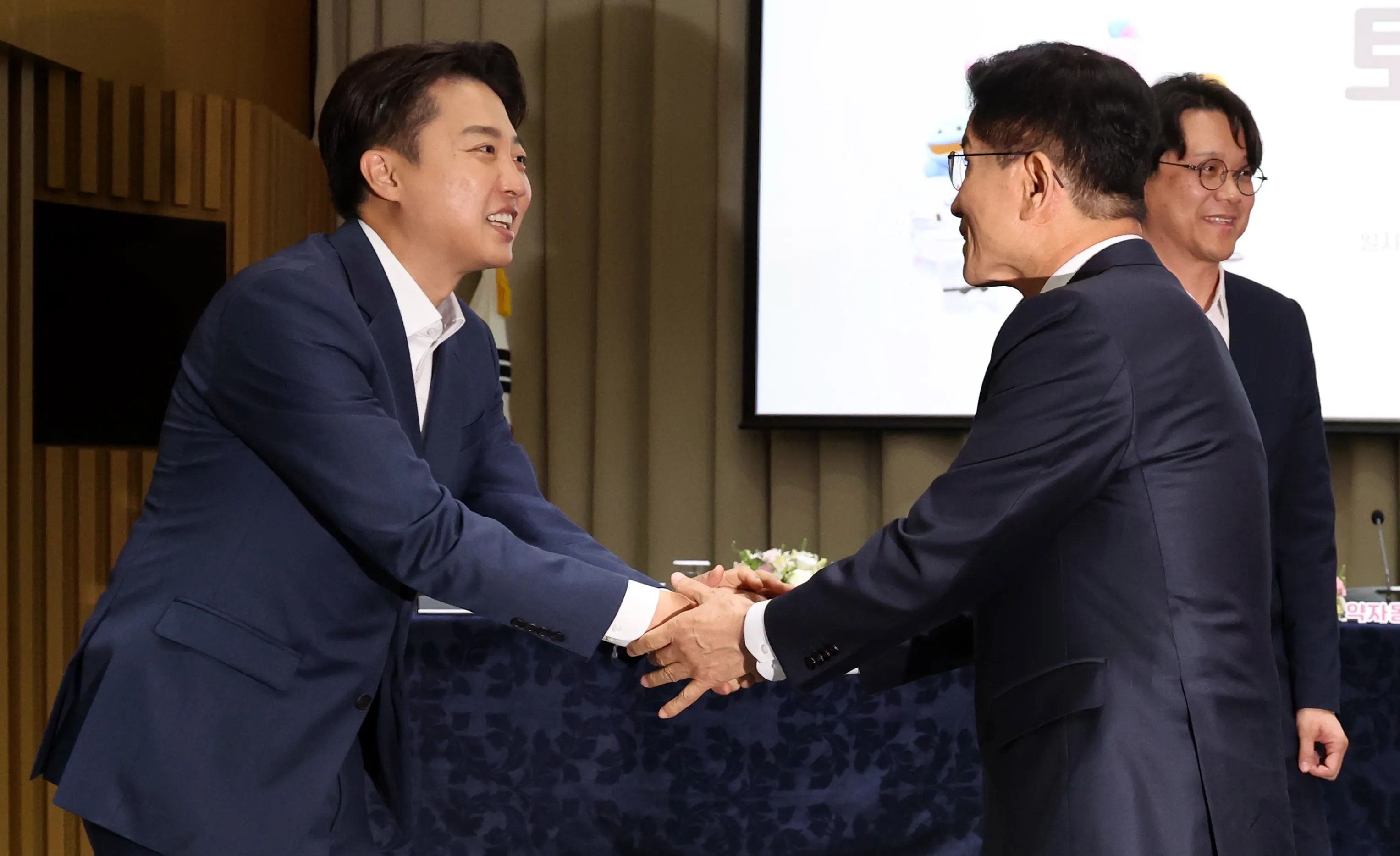 손 잡은 김문수-이준석  김문수 국민의힘 대선 후보와 이준석 개혁신당 대선 후보가 19일 오전 서울 중구 서울시청에서 열린 ‘약자와 동행하는 서울’ 토론회를 마친 후 인사하고 있다. 뉴시스