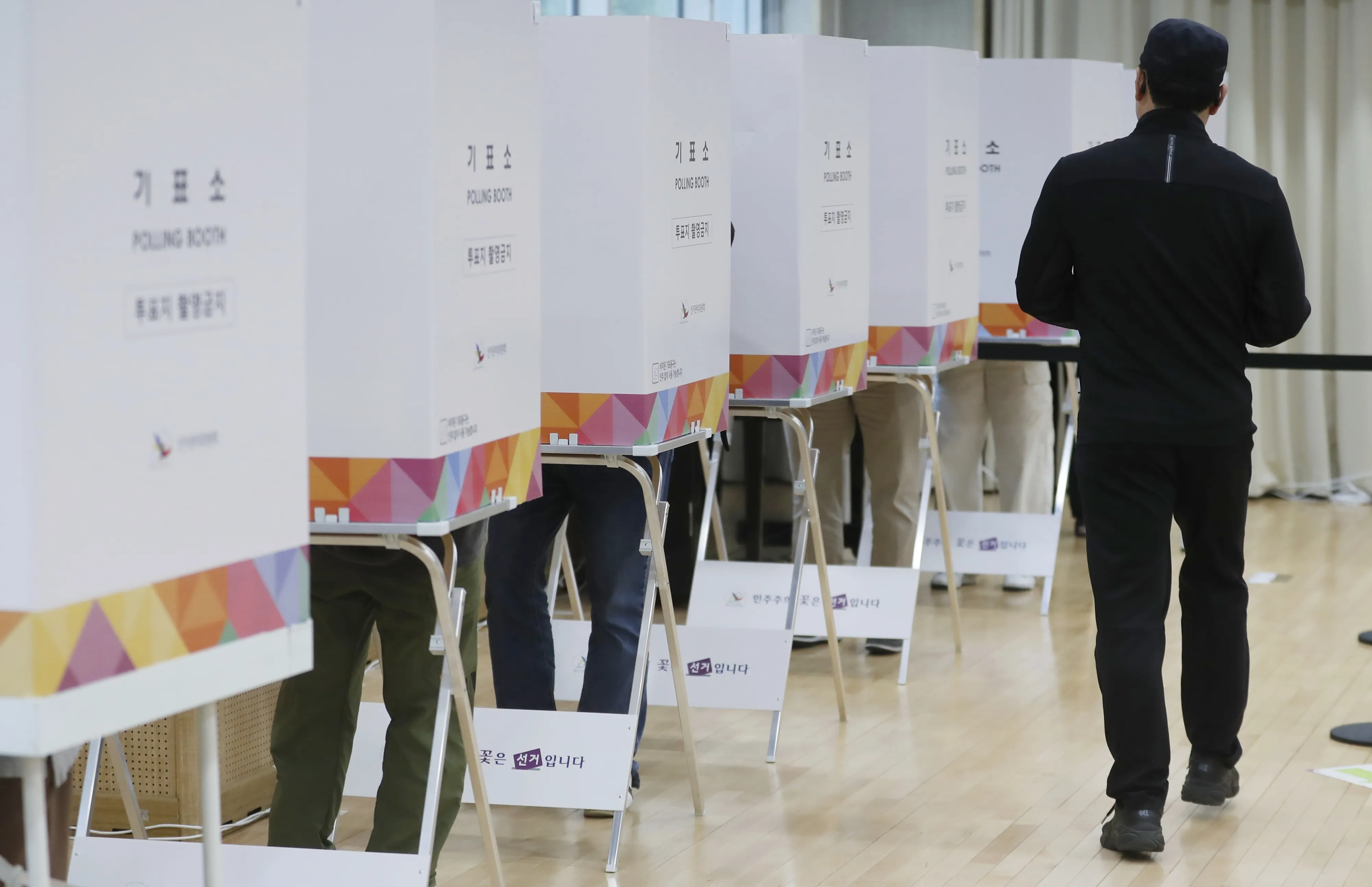 6·3 대선 사전투표 첫날인 29일 오전 인천 남동구 구월동 구월1동행정복지센터 2층 대강당에 마련된 사전투표소에서 유권자가 소중한 한 표를 행사하기 위해 이동하고 있다. 2025.5.29 뉴시스