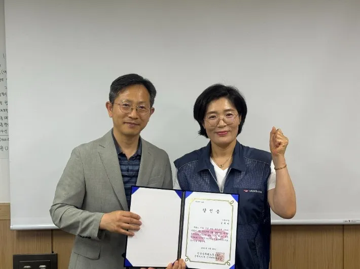 이형식 선거관리위원장과 김재비(오른쪽) 사무국장이 당선증을 들고 있다. 공무원노조 순천시지부 제공.