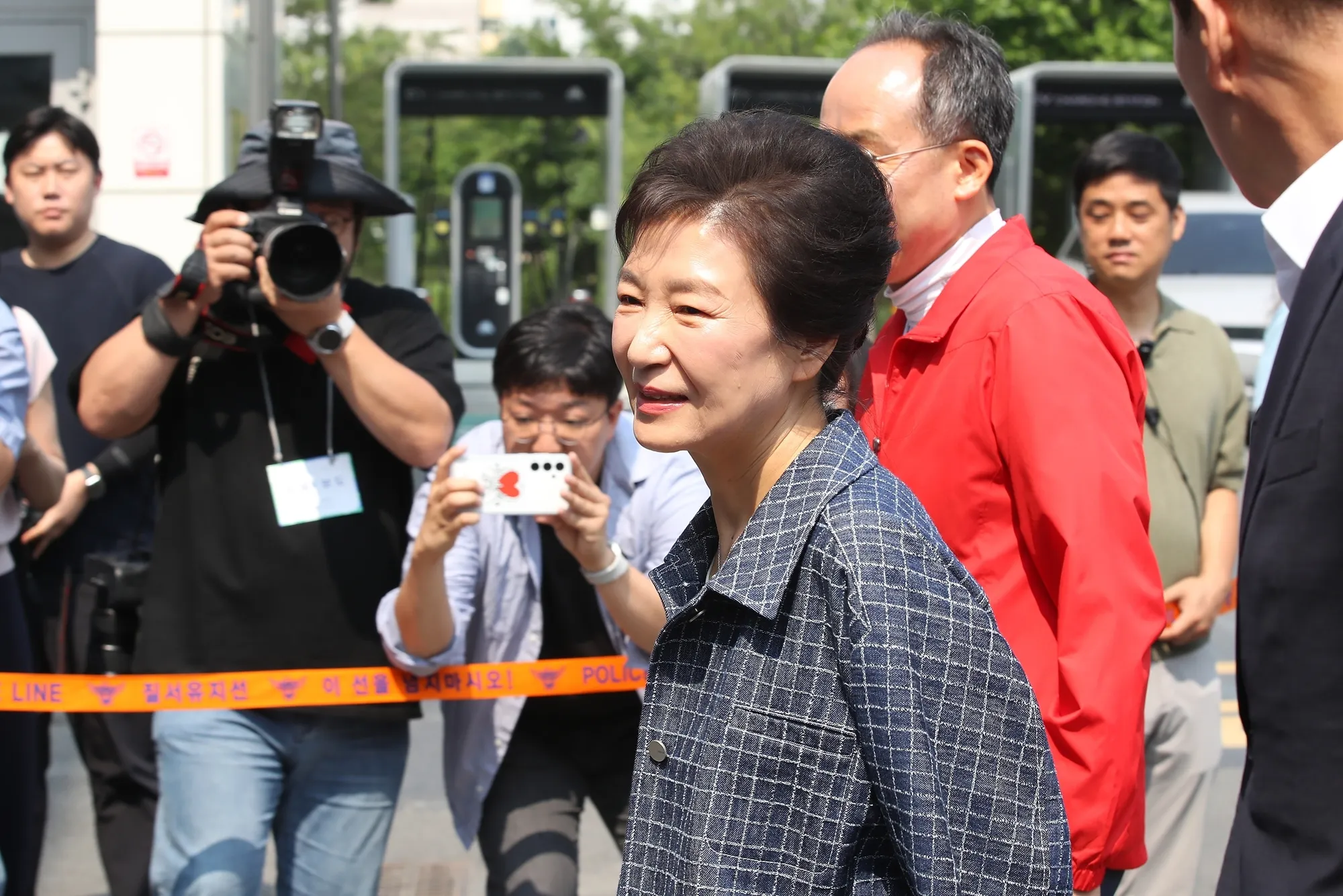 사전투표소 도착한 박근혜  박근혜 전 대통령이 제21대 대통령선거 첫날인 29일 오전 대구 달성군 유가읍 행정복지센터에 마련된 사전투표소에 도착해 이동하고 있다. 2025.5.29 뉴스1