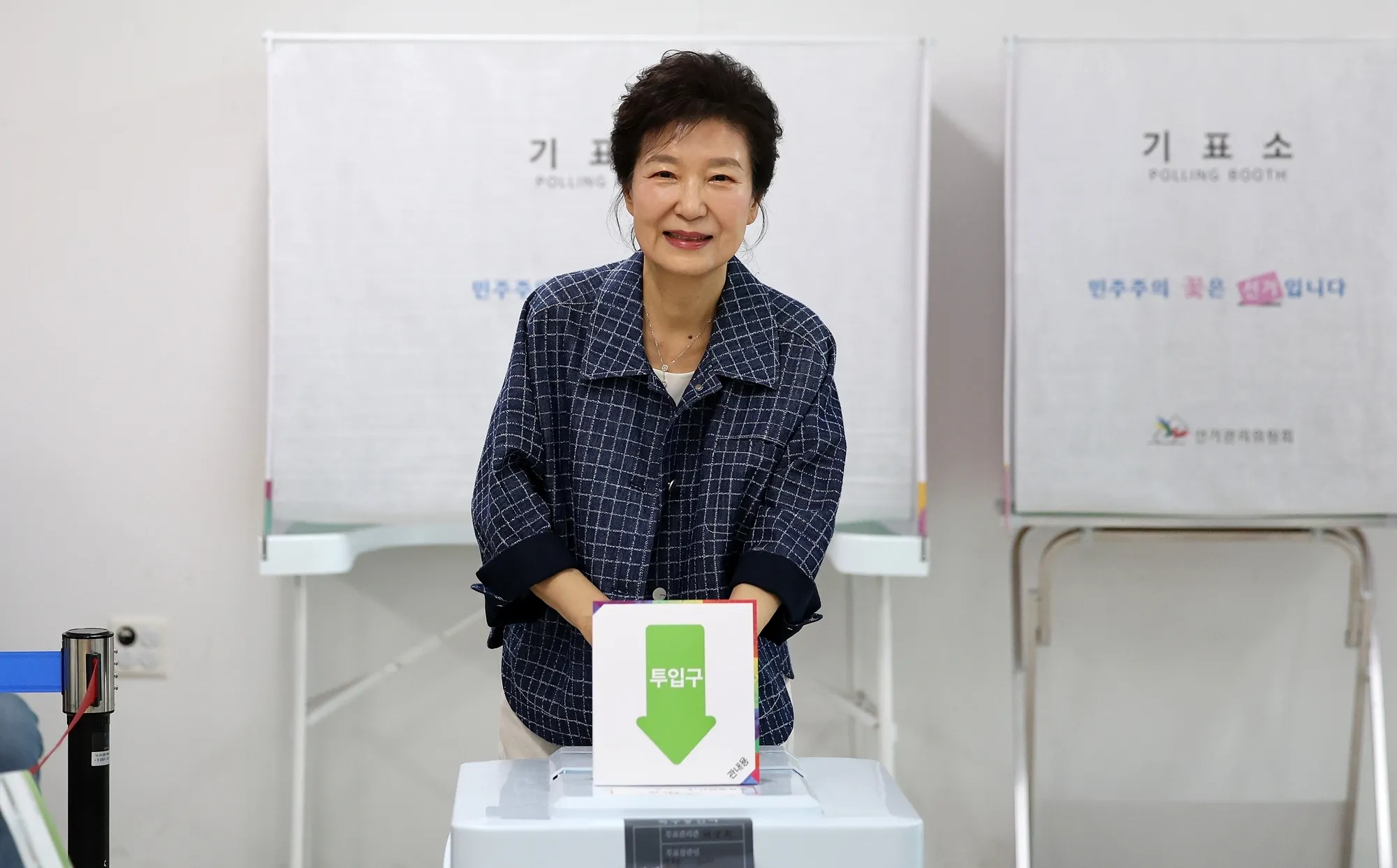 사전투표하는 박근혜 전 대통령  박근혜 전 대통령이 29일 대구 달성군 유가읍 행정복지센터에 마련된 제21대 대통령선거 사전투표소에서 투표하고 있다. 2025.05.29. 뉴시스