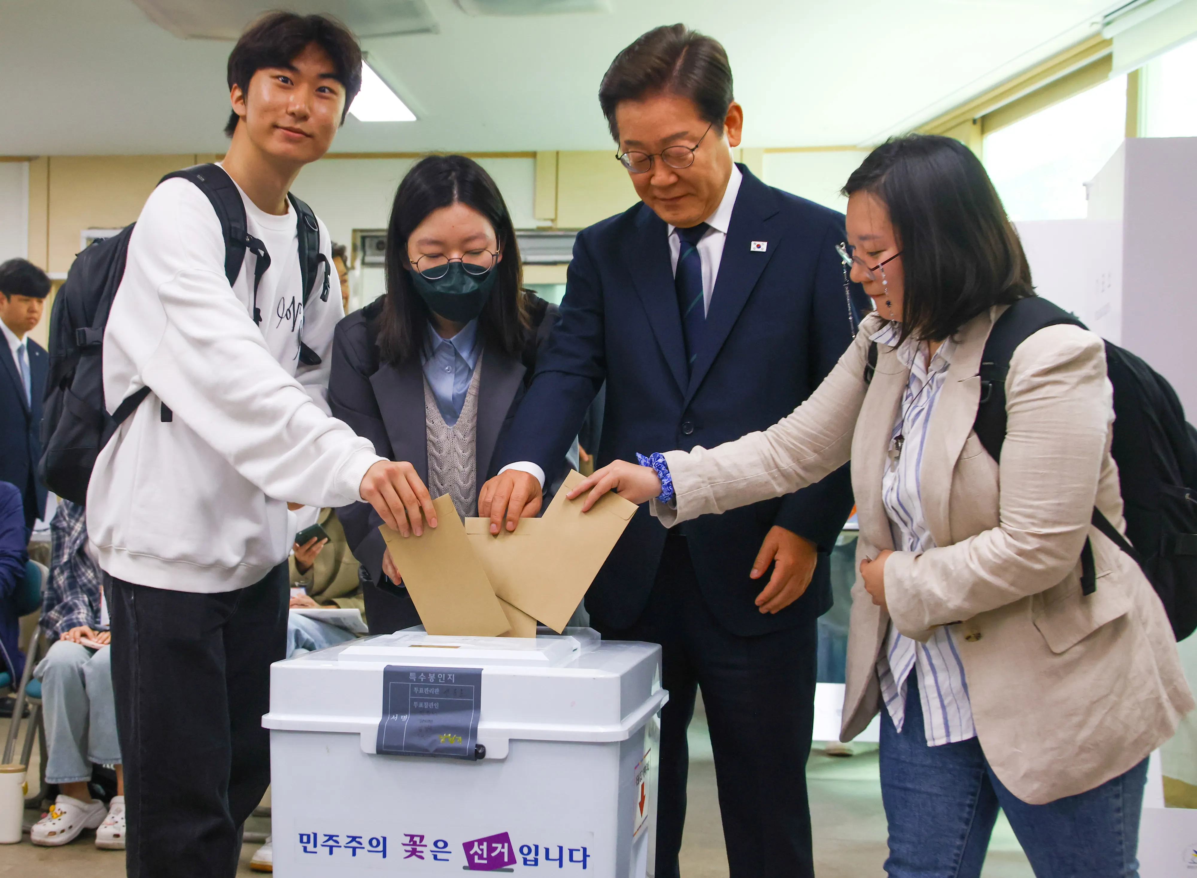 사전투표하는 이재명 후보  더불어민주당 이재명 대선 후보가 21대 대통령선거 사전투표 첫날인 29일 서울 서대문구 신촌동 주민센터에서 청년들과 투표를 하고 있다.  연합뉴스
