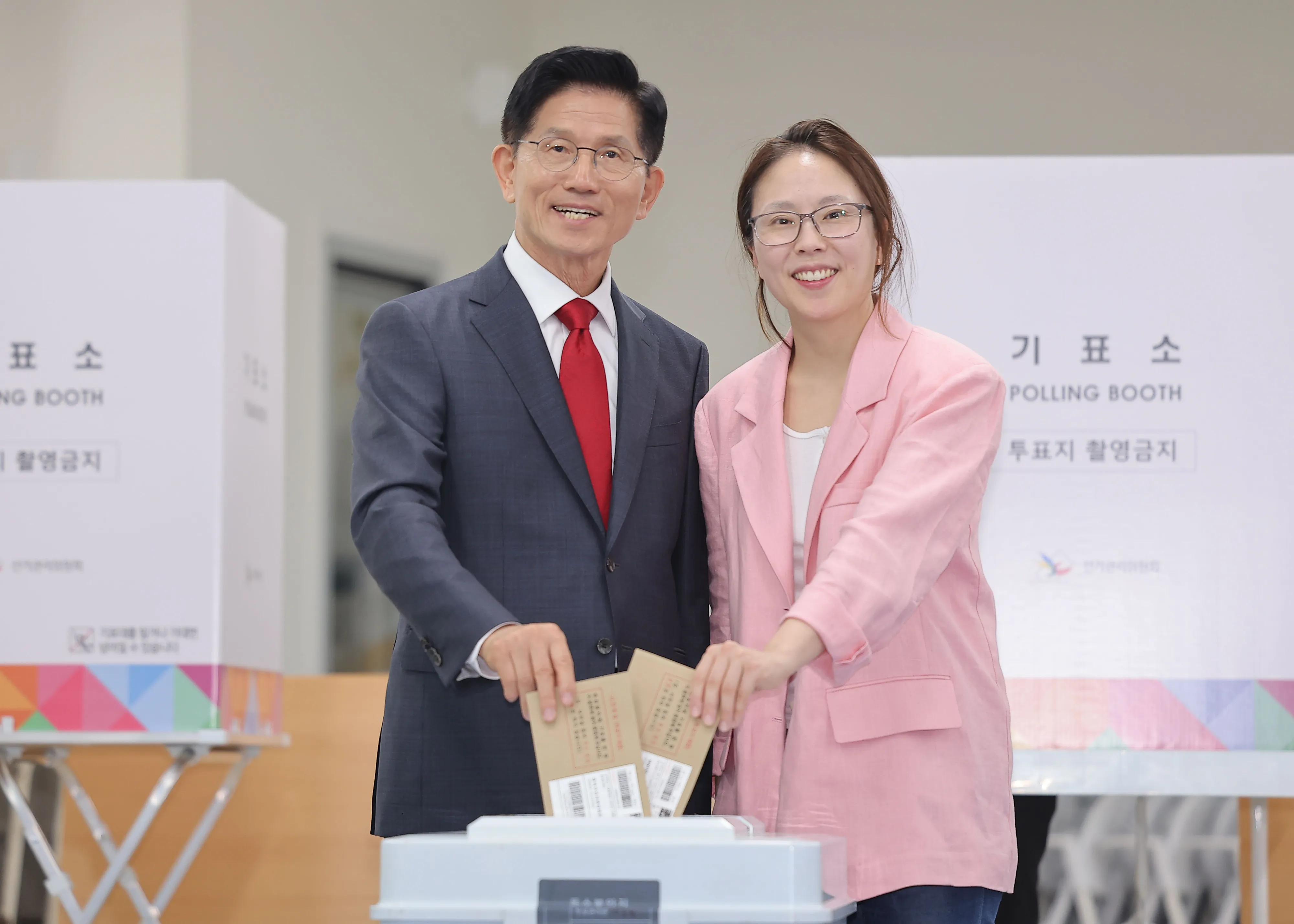 사전투표하는 국민의힘 김문수 후보  국민의힘 김문수 대선 후보가 21대 대통령선거 사전투표 첫날인 29일 인천 계양구 계양1동 주민센터에 마련된 사전투표소에서 딸 김동주 씨와 함께 투표하고 있다.  연합뉴스