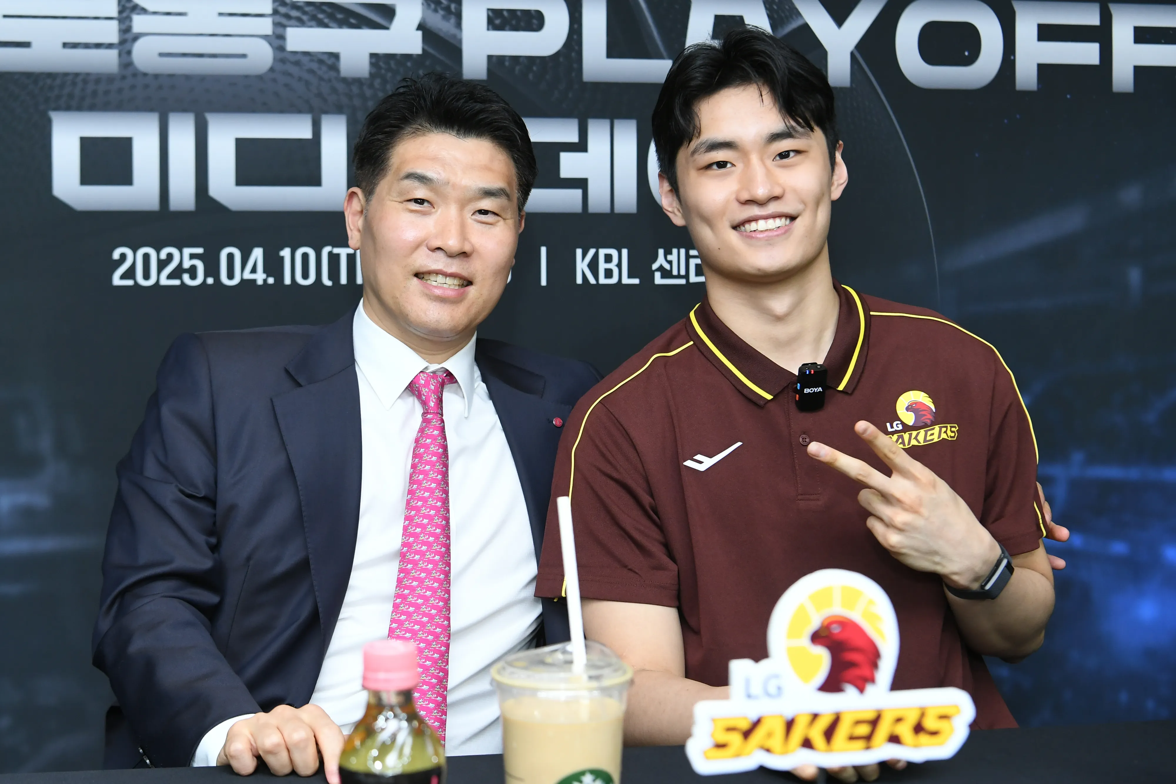 조상현 창원 LG 감독과 유기상이 지난달 10일 서울 강남구 KBL센터에서 열린 2024~25 프로농구 플레이오프 미디어데이에서 환하게 웃고 있다. KBL 제공