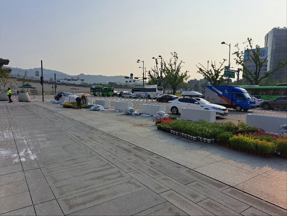 서울시가 광화문광장에 설치한 ‘초고성능 콘크리트’(UHPC)로 만든 화분. 이 화분은 방벽이 돼 차량 충돌 등의 사고로부터 시민을 지킨다. 서울시 제공