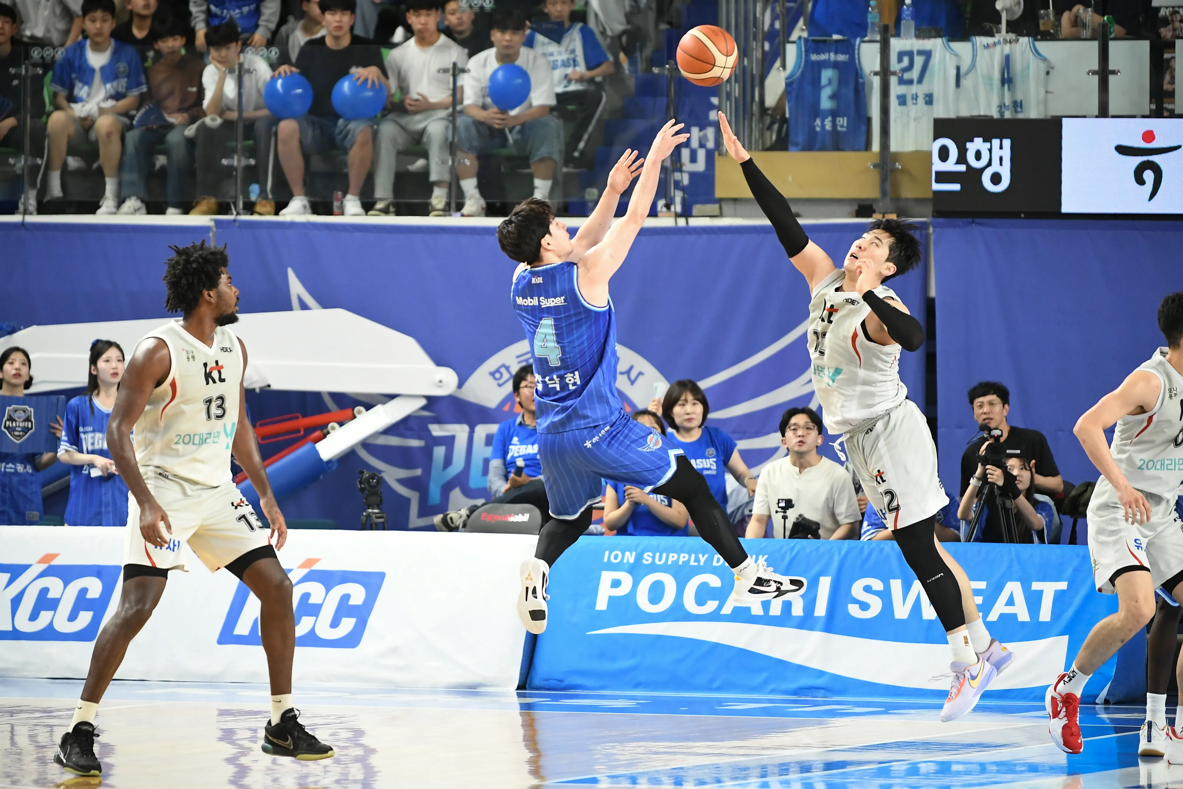 대구 한국가스공사 시절 김낙현이 18일 대구체육관에서 열린 2024~25 프로농구 6강 PO 4차전 수원 kt와의 홈 경기에서 슛하고 있다. KBL 제공