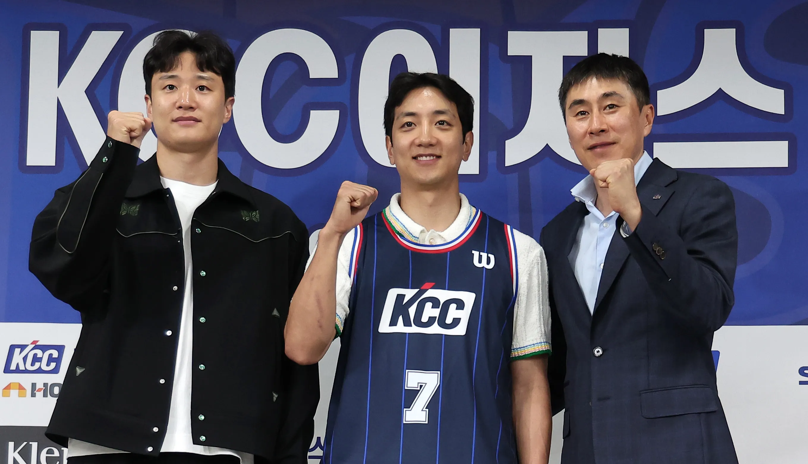 부산 KCC 허웅과 허훈, 이상민 감독이 29일 서울 강남구 KBL센터에서 열린 KCC 입단 기자회견에서 새 시즌 각오를 다지고 있다. 뉴스1