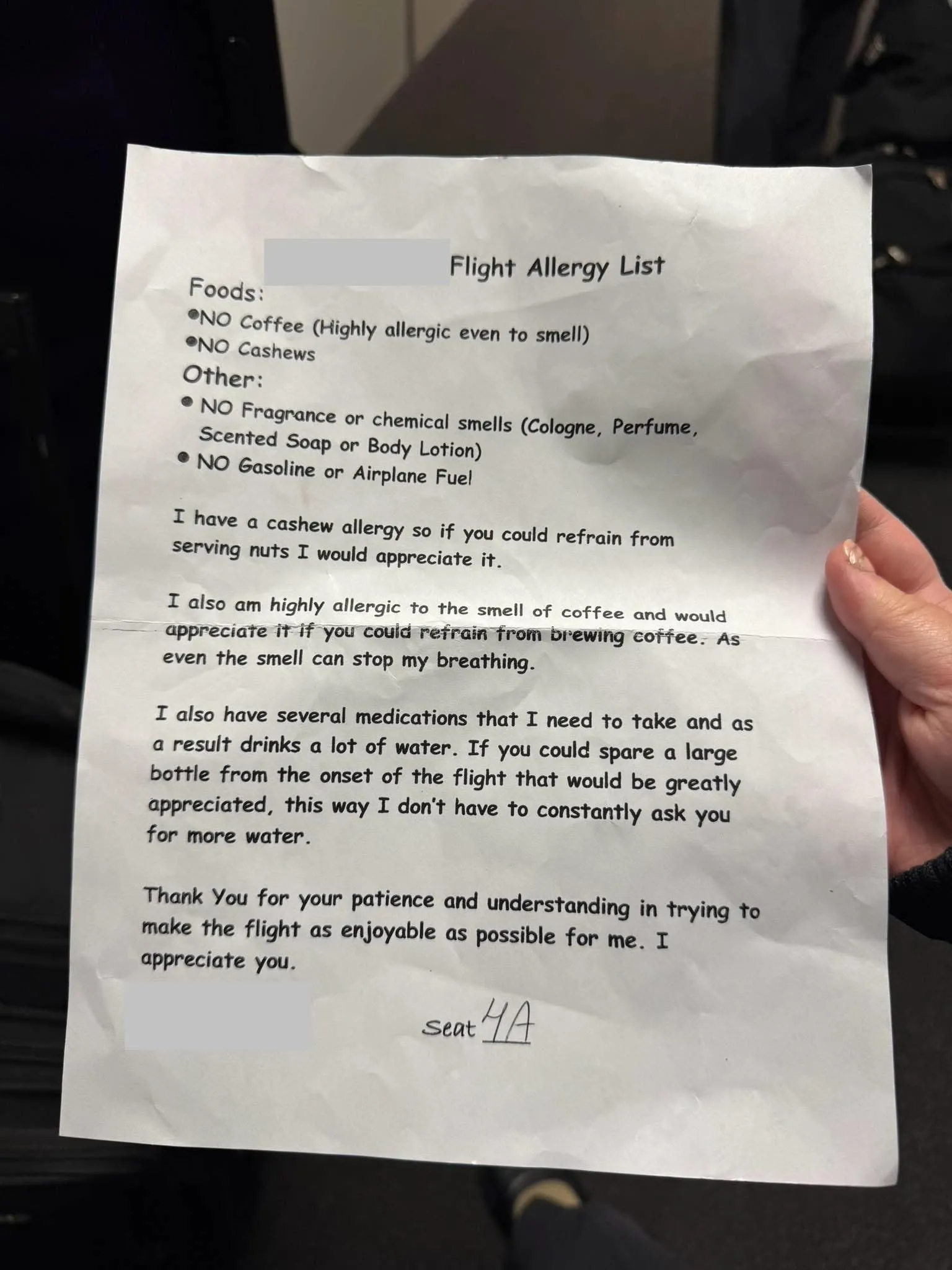 미국 캘리포니아에 사는 한 네티즌이 자신의 엑스(X)에 비행기에 탑승한 한 승객이 승무원에게 건넸다는 ‘알레르기 리스트’를 공개했다. 자료 : 엑스