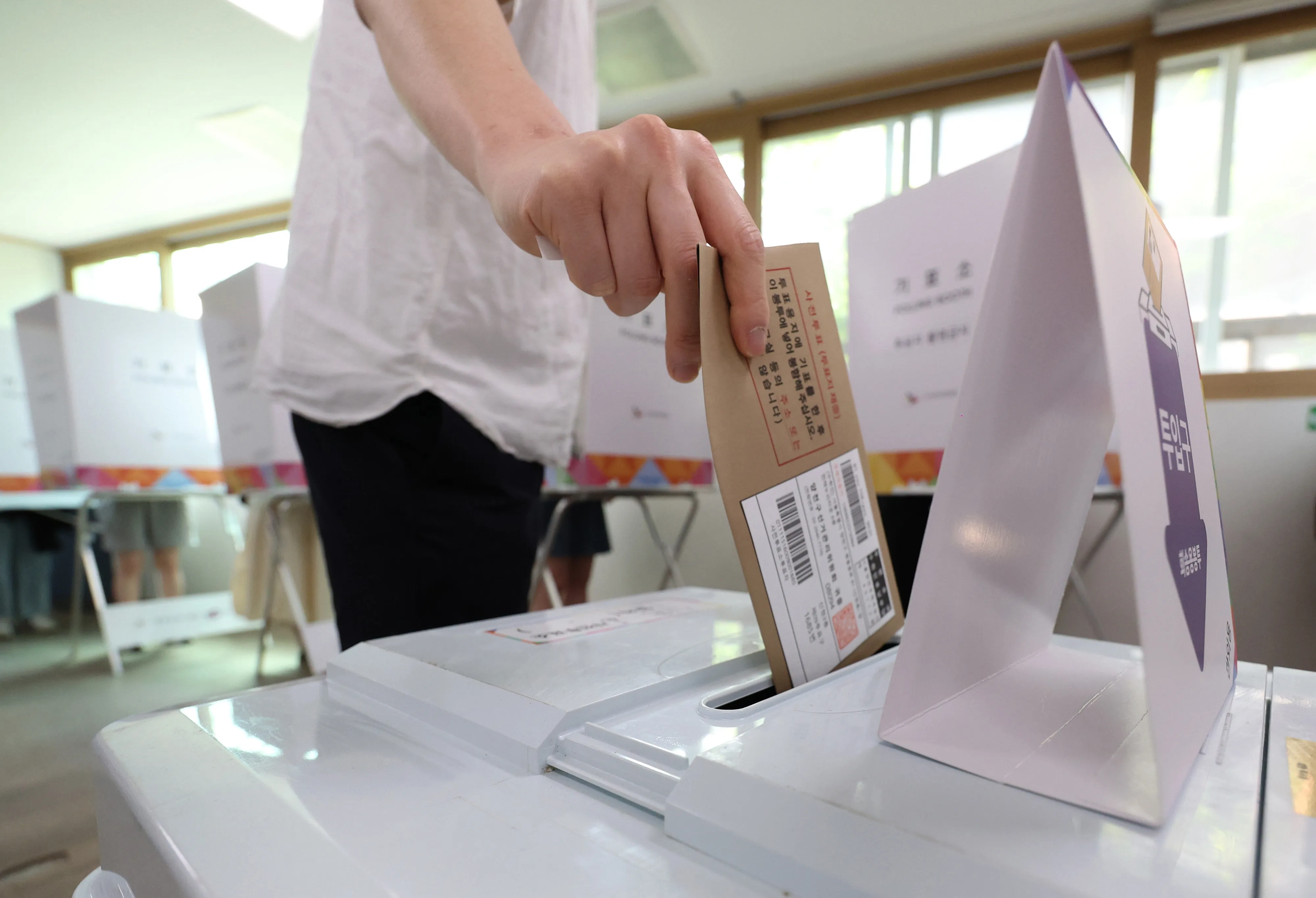 제21대 대통령선거 사전투표가 시간된 29일 서울 서대문구 (구)신촌동주민센터에 마련된 사전투표소에서 대학생 유권자들이 투표하고 있다. 2025.5.29 뉴시스