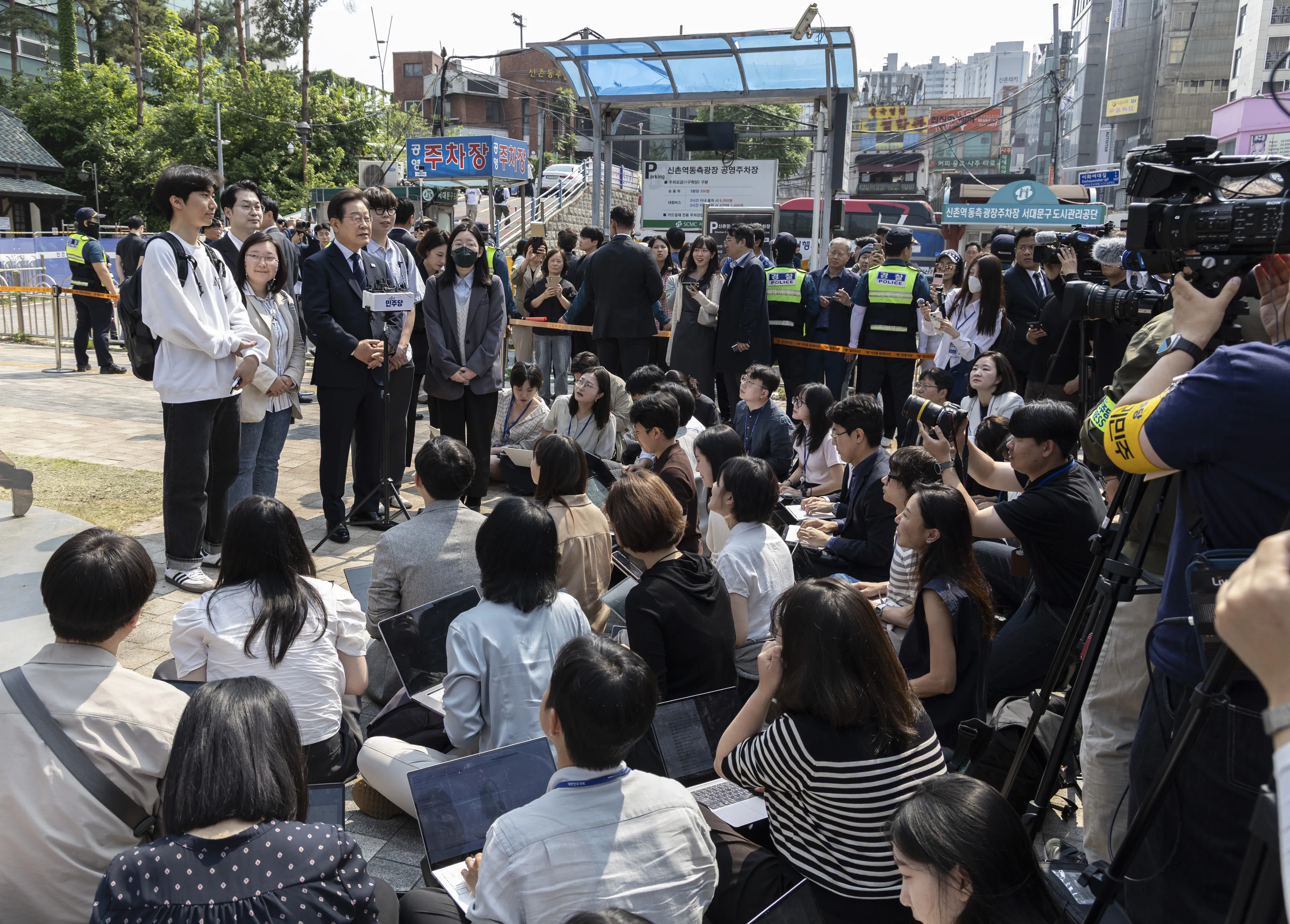 이재명 더불어민주당 대선후보가 제21대 대통령 선거 사전투표 첫날인 29일 오전 서울 서대문구 신촌동 주민센터 투표소에서 청년들과 함께 사전투표를 마치고 취재진의 질문에 답변하고 있다. 2025.5.29 공동취재