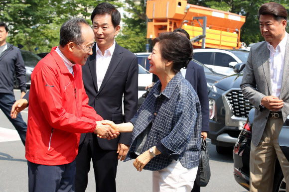 박근혜 전 대통령이 제21대 대통령선거 사전투표 첫날인 29일 대구 달성군 유가읍행정복지센터에 마련된 사전투표소에서 국민의힘 추경호 의원과 악수하고 있다. 2025.5.29  연합뉴스