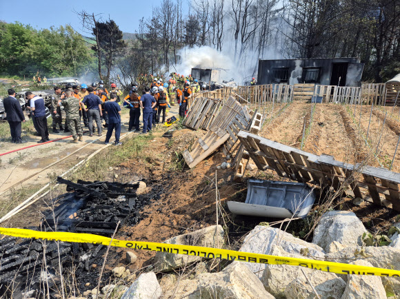 29일 오후 경북 포항시 남구 동해면 신정리 포항공항 인근 야산에 해군이 운용하는 해상초계기가 추락했다. 해군과 소방 당국 등에 따르면 사고 비행기는 P-3C 해상초계기로 추락 당시 기내에 4명이 탑승하고 있었다. 2025.5.29  연합뉴스