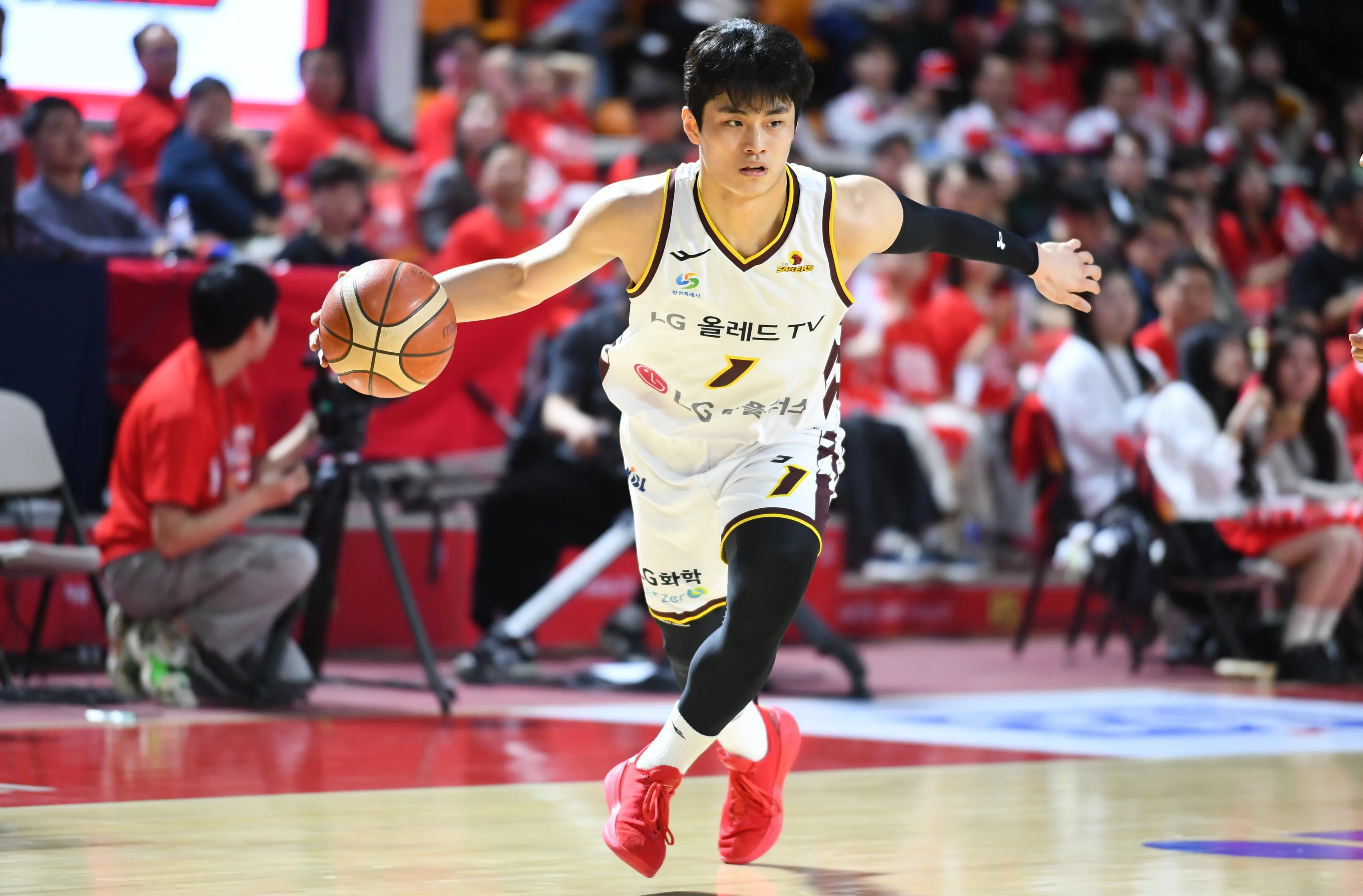 7일 챔프 2차전에서 드리블하는 모습. 
KBL 제공