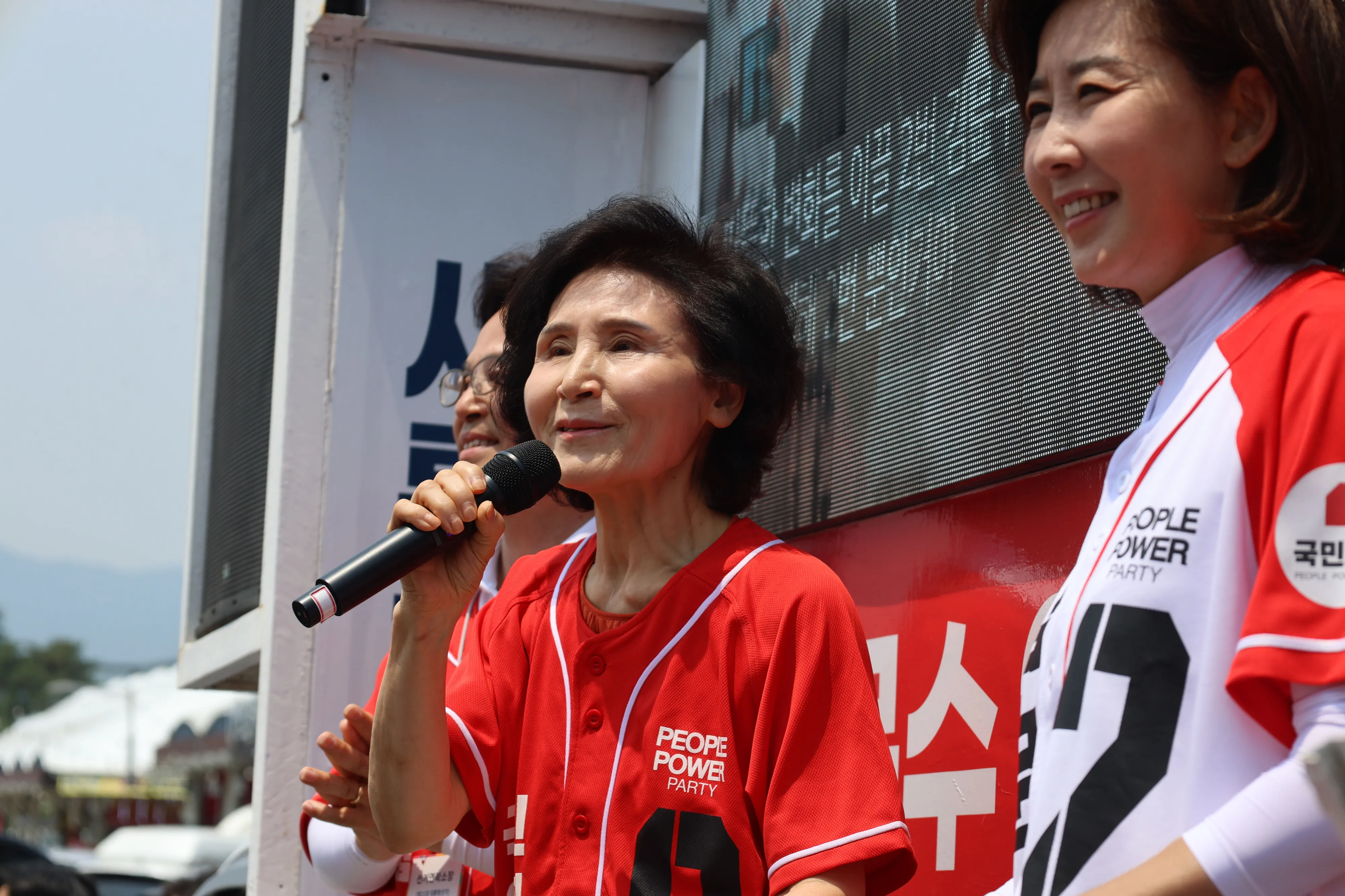 모란민속 5일장 방문한 설난영 여사  국민의힘 김문수 대선 후보 부인 설난영 여사가 29일 경기도 성남 모란민속 5일장을 방문해 지지를 호소하고 있다. 2025.5.29 국민의힘 제공