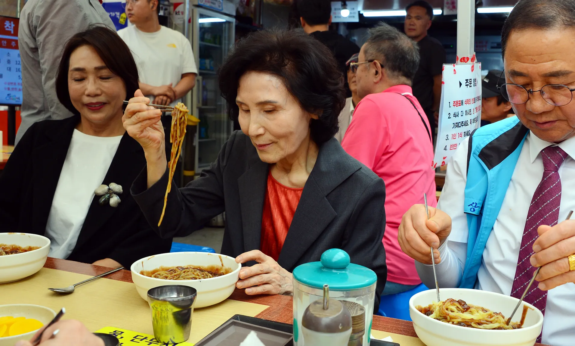 순천 아랫장 짜장면 맛보는 설난영 여사  김문수 국민의힘 대선 후보 배우자 설난영 여사가 27일 순천 아랫장을 방문해 상인들과 짜장면을 먹고 있다. 2025.05.27. 뉴시스