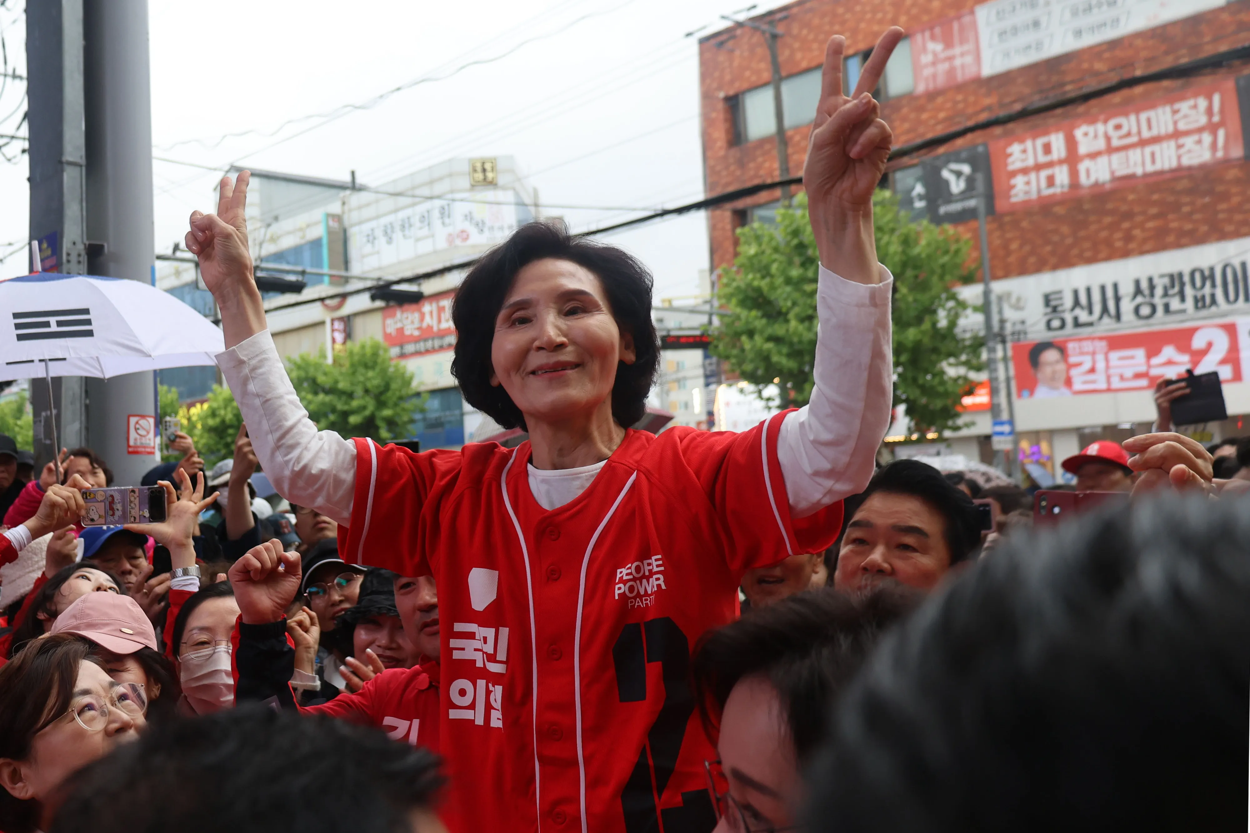 포항 죽도시장 방문한 설난영 여사  김문수 국민의힘 대선 후보 배우자 설난영 여사가 24일 경북 포항 죽도시장을 방문해 지지자들에게 인사하고 있다. 2025.05.24. 국민의힘 제공