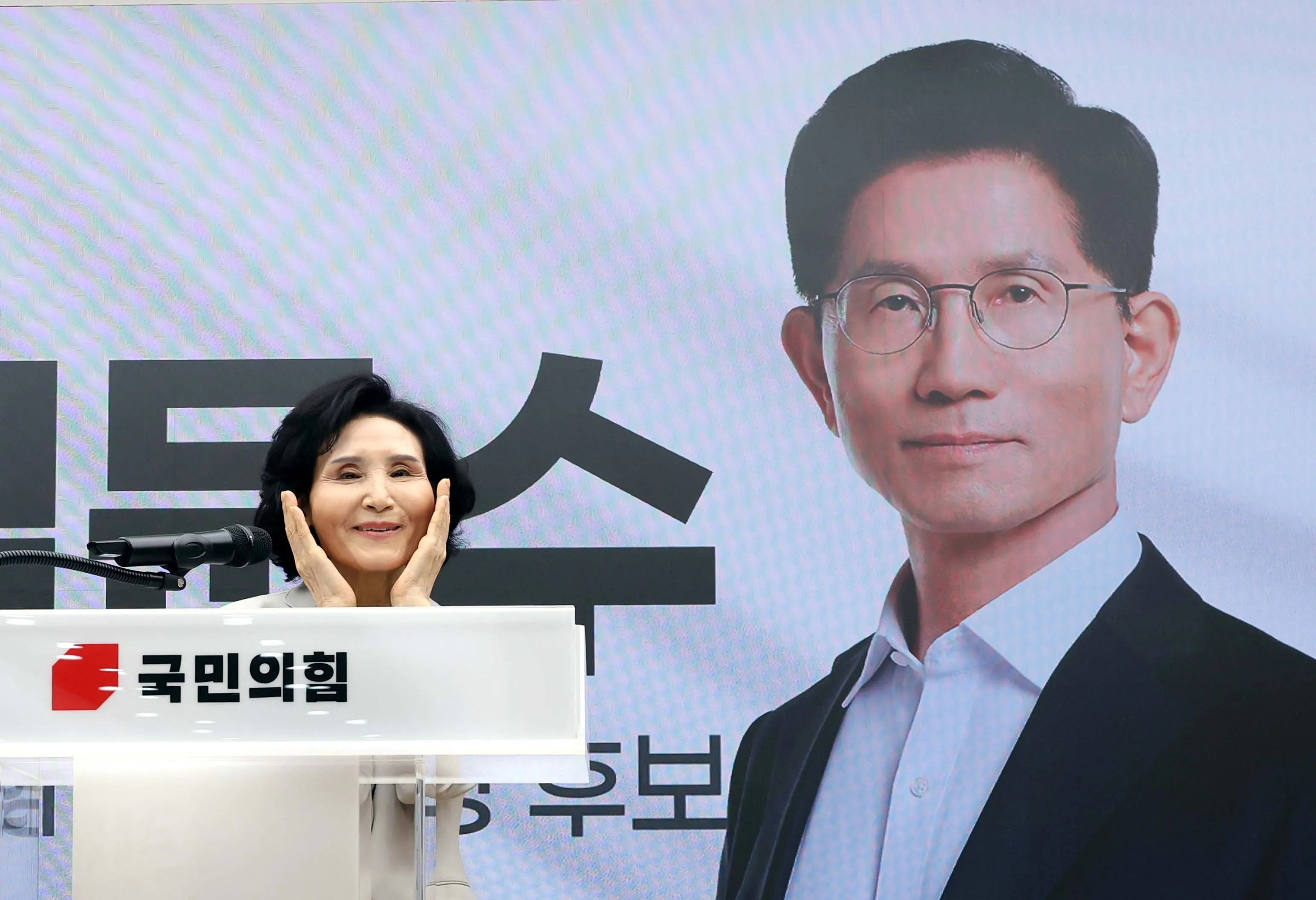 정정당당여성본부 필승결의대회 참석한 설난영 여사  국민의힘 김문수 대선후보 배우자 설난영 여사가 21일 서울 여의도 중앙당사에서 열린 정정당당여성본부 필승결의대회에서 인사말을 하기에 앞서 포즈를 취하고 있다. 연합뉴스