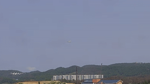 해군 포항기지 폐쇄회로(CC)TV에 포착된 해상초계기(P-3CK) 추락 순간. 해군 제공