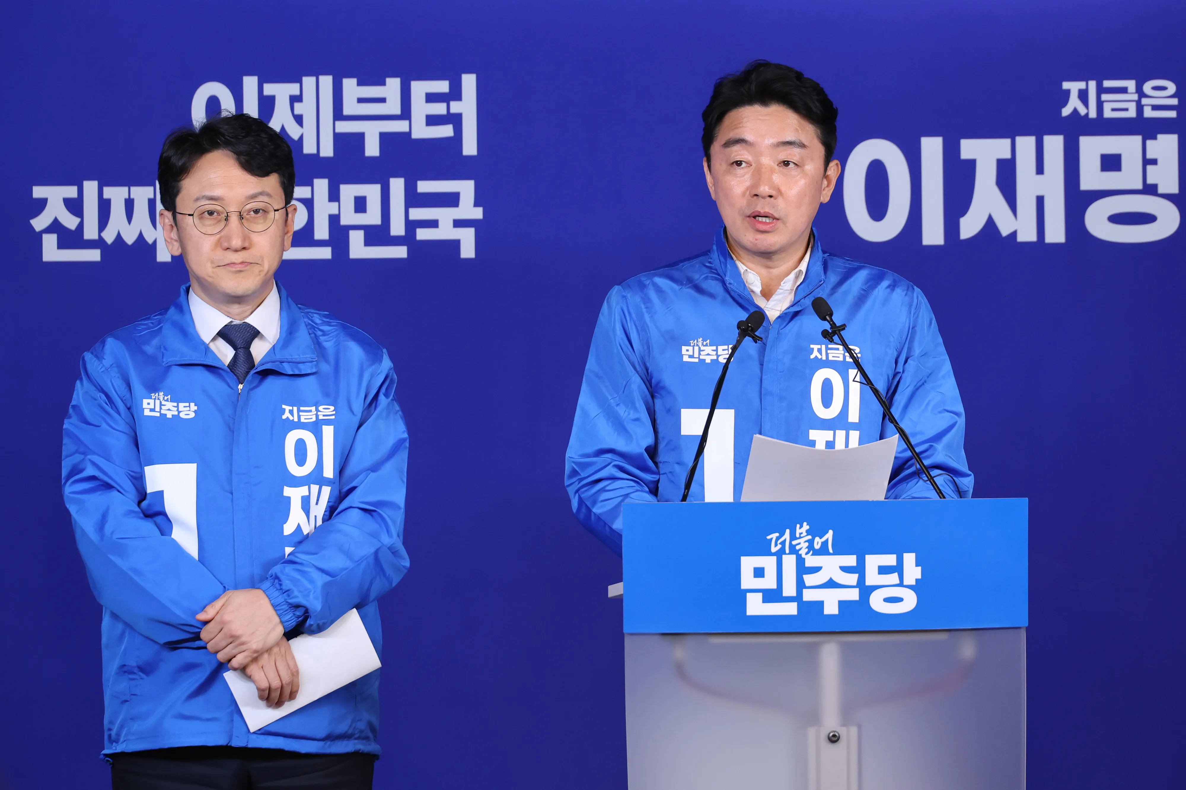 민주당 선대위 강훈식·천준호 기자간담회  강훈식 더불어민주당 선대위 상황실장(오른쪽), 천준호 전략본부장이 30일 서울 여의도 중앙당사에서 기자간담회를 하고 있다. 2025.5.30 뉴스1