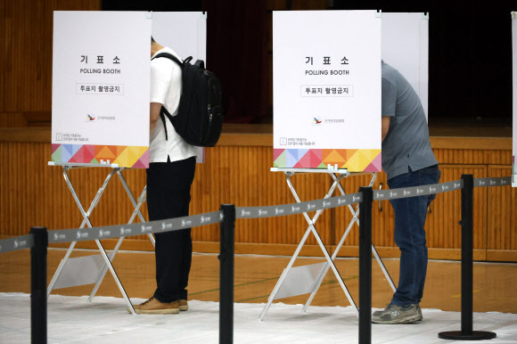 21대 대통령선거 사전투표 이틀째인 30일 오전 대전 유성구 어은중학교에 마련된 사전투표소에서 시민들이 투표하고 있다. 2025.5.30  연합뉴스