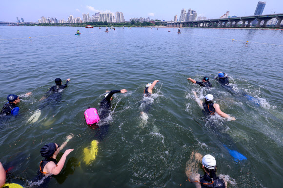 30일 서울 송파구 잠실대교 남단에서 열린 제2회 쉬엄쉬엄 한강 3종 축제 수영 1km 코스에서 참가자들이 출발하고 있다. 2025.5.30  연합뉴스