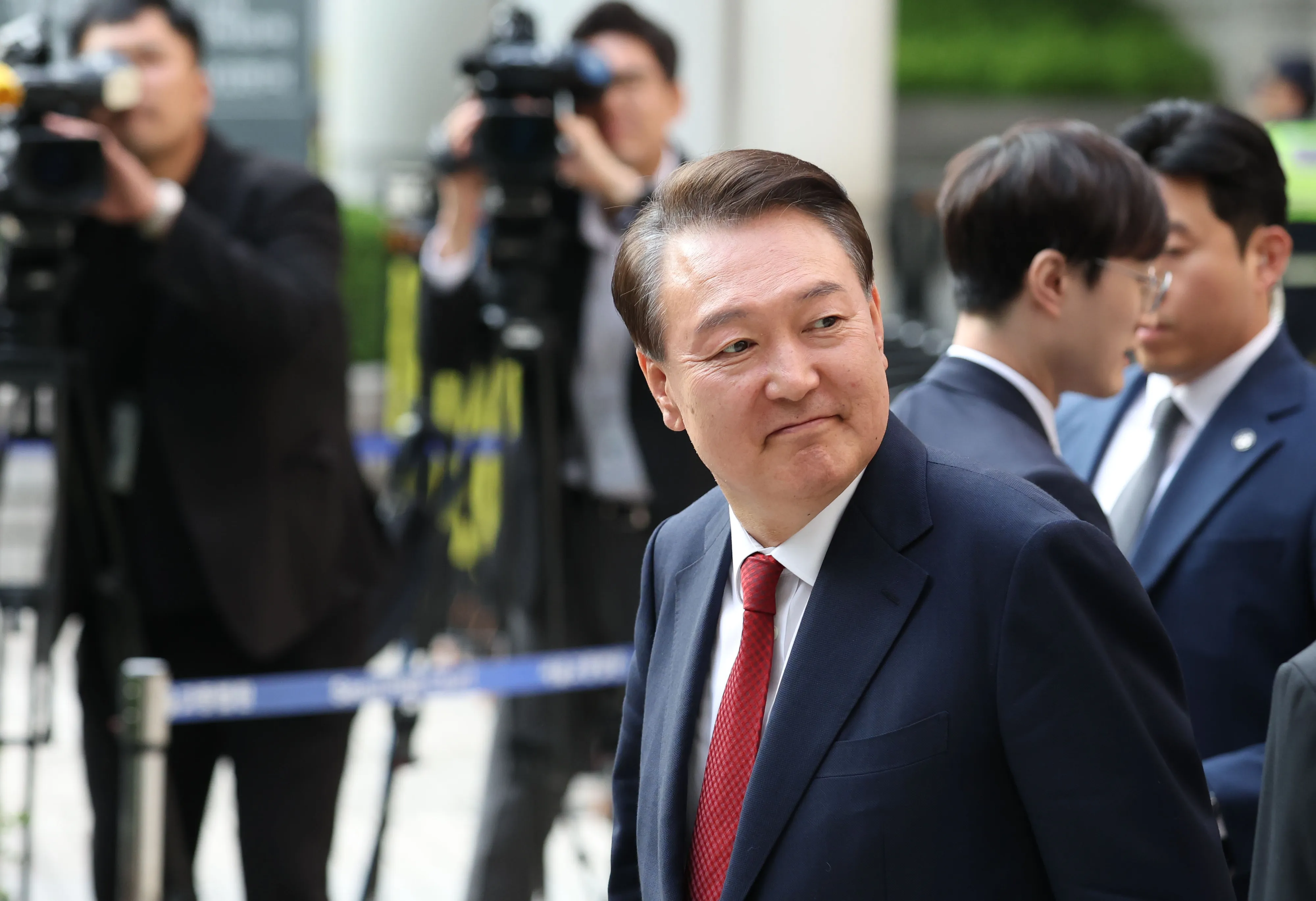 윤석열 전 대통령이 26일 오후 서울 서초구 중앙지방법원에서 열린 내란 우두머리 혐의, 직권남용 권리행사방해 혐의 사건 5차 공판을 마친 후 법원을 나서며 지지자들을 향해 바라보고 있다. 2025. 5.26 사진공동취재단