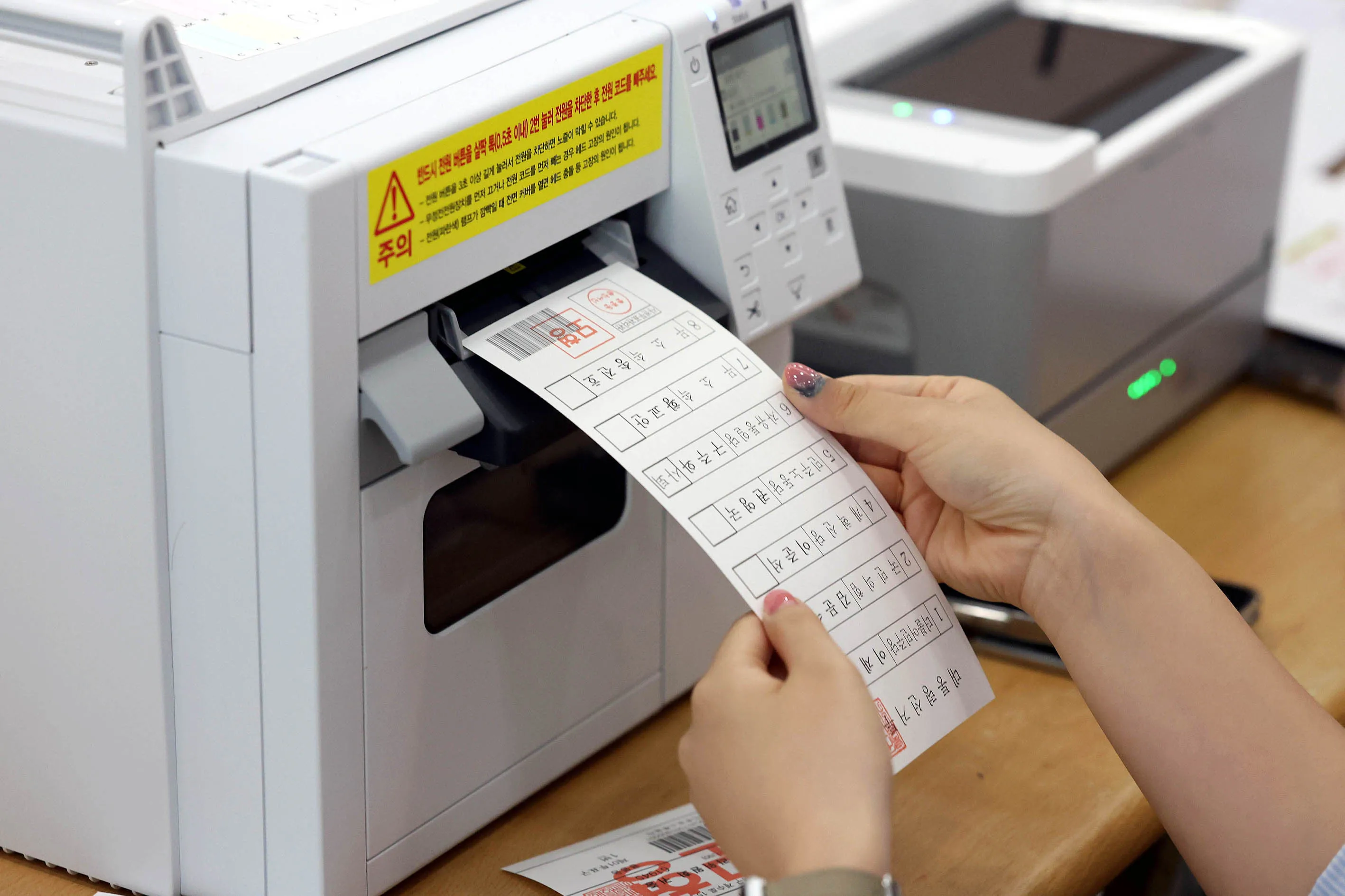 제21대 대통령선거 사전투표 하루 전인 28일 광주 북구 용봉동사전투표소에서 투표 사무원들이 모형 투표용지를 출력하며 최종 사전투표 모의시험을 하고 있다. 2025.5.28 (광주 북구 제공)