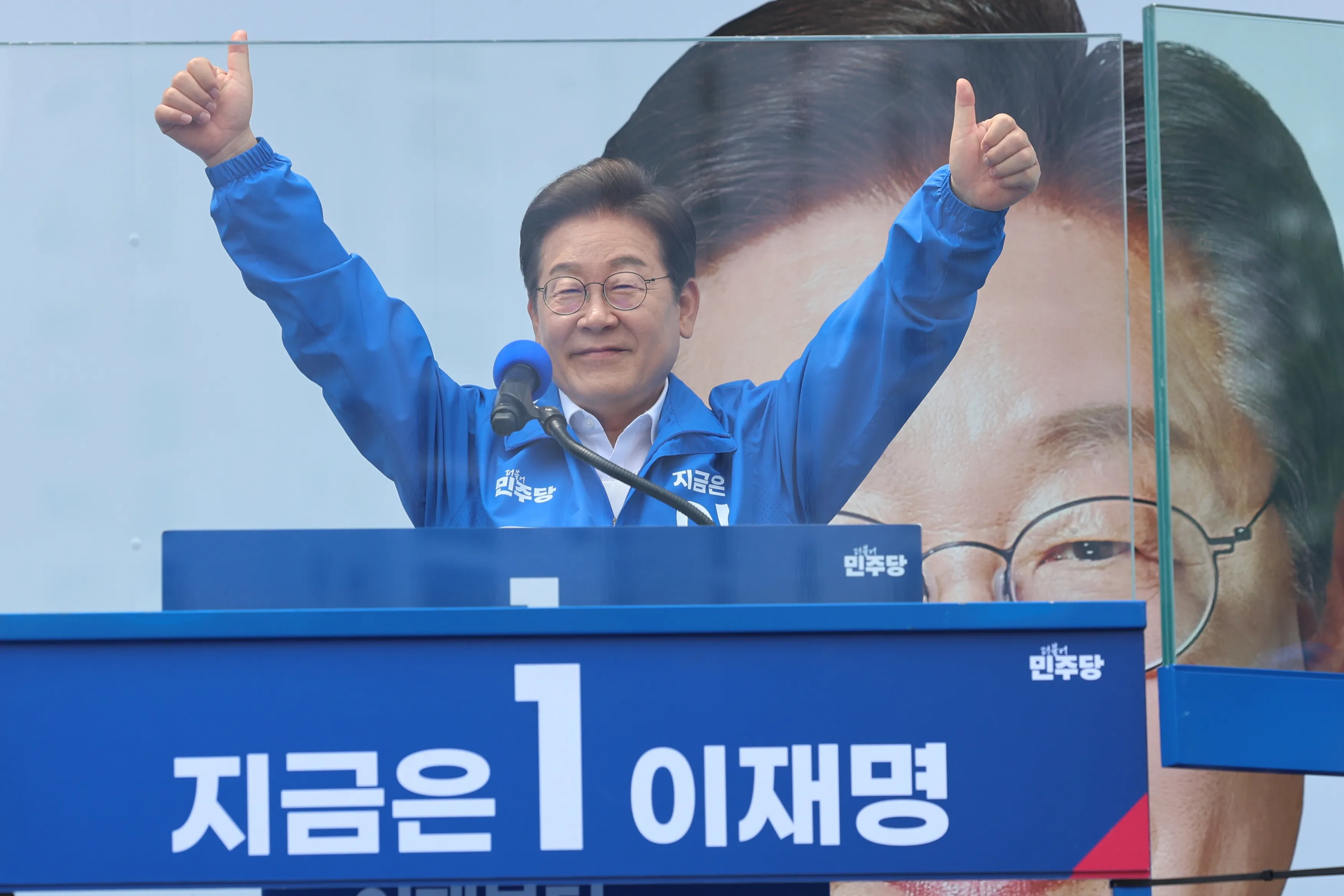 지지 호소하는 이재명 후보  더불어민주당 이재명 대선 후보가 선거를 사흘 앞둔 마지막 주말인 31일 경기 평택시 배다리생태공원에서 열린 평택·오산·안성시 유세에서 시민들에게 지지를 호소하고 있다. 2025.5.31 연합뉴스
