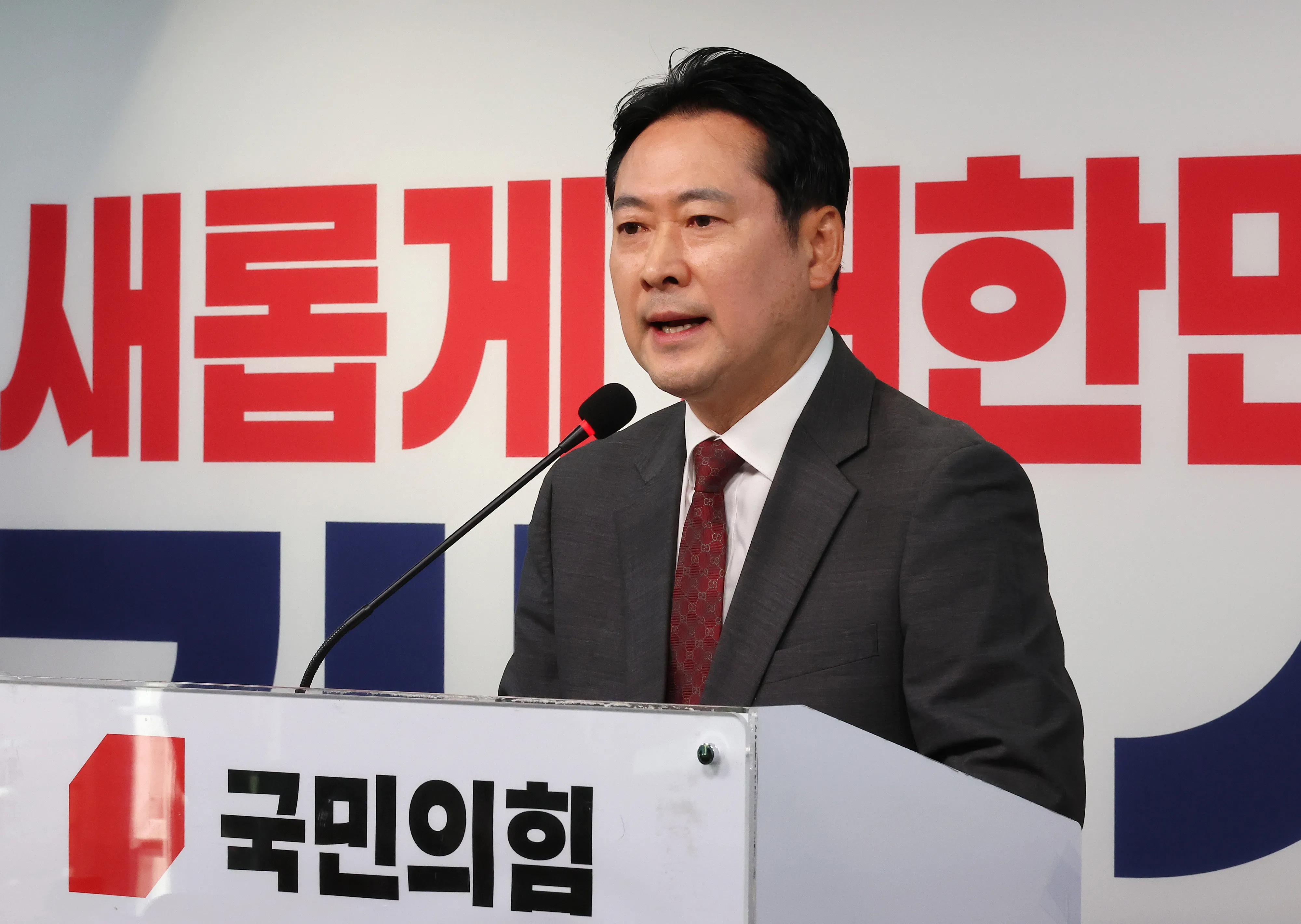 의혹 반박하는 장동혁 선대위 상황실장  국민의힘 장동혁 선대위 상황실장이 1일 서울 여의도 중앙당사에서 긴급 현안 기자회견을 열고 민주당의 ‘댓글 공작’ 의혹 등 제기와 관련해 반박하고 있다. 2025.6.1 연합뉴스