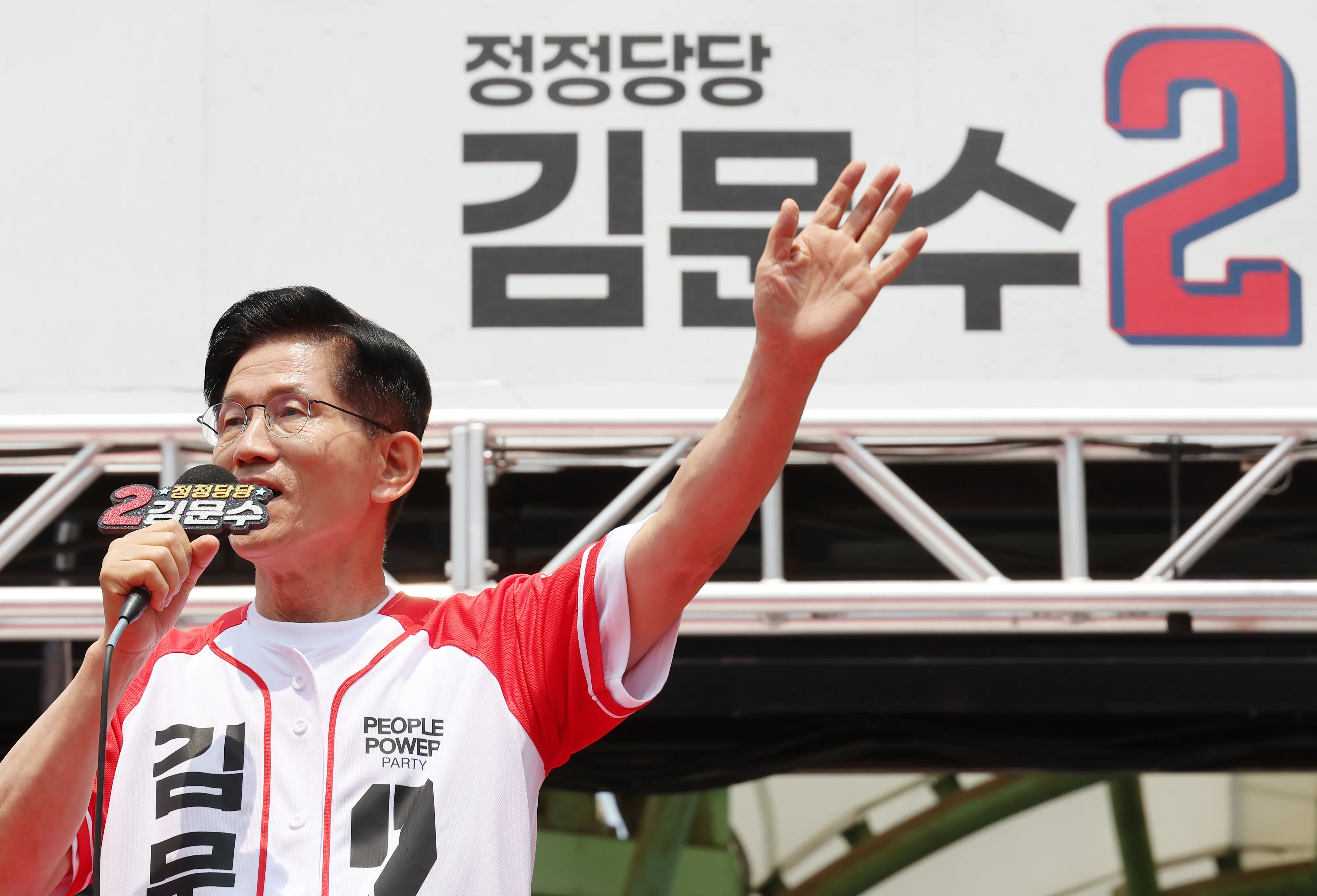 김문수 국민의힘 대선 후보가 31일 강원 속초시 관광수산시장에서 열린 속초시·인제군·고성군·양양군 합동유세에서 지지를 호소하고 있다. 2025.5.31 연합뉴스