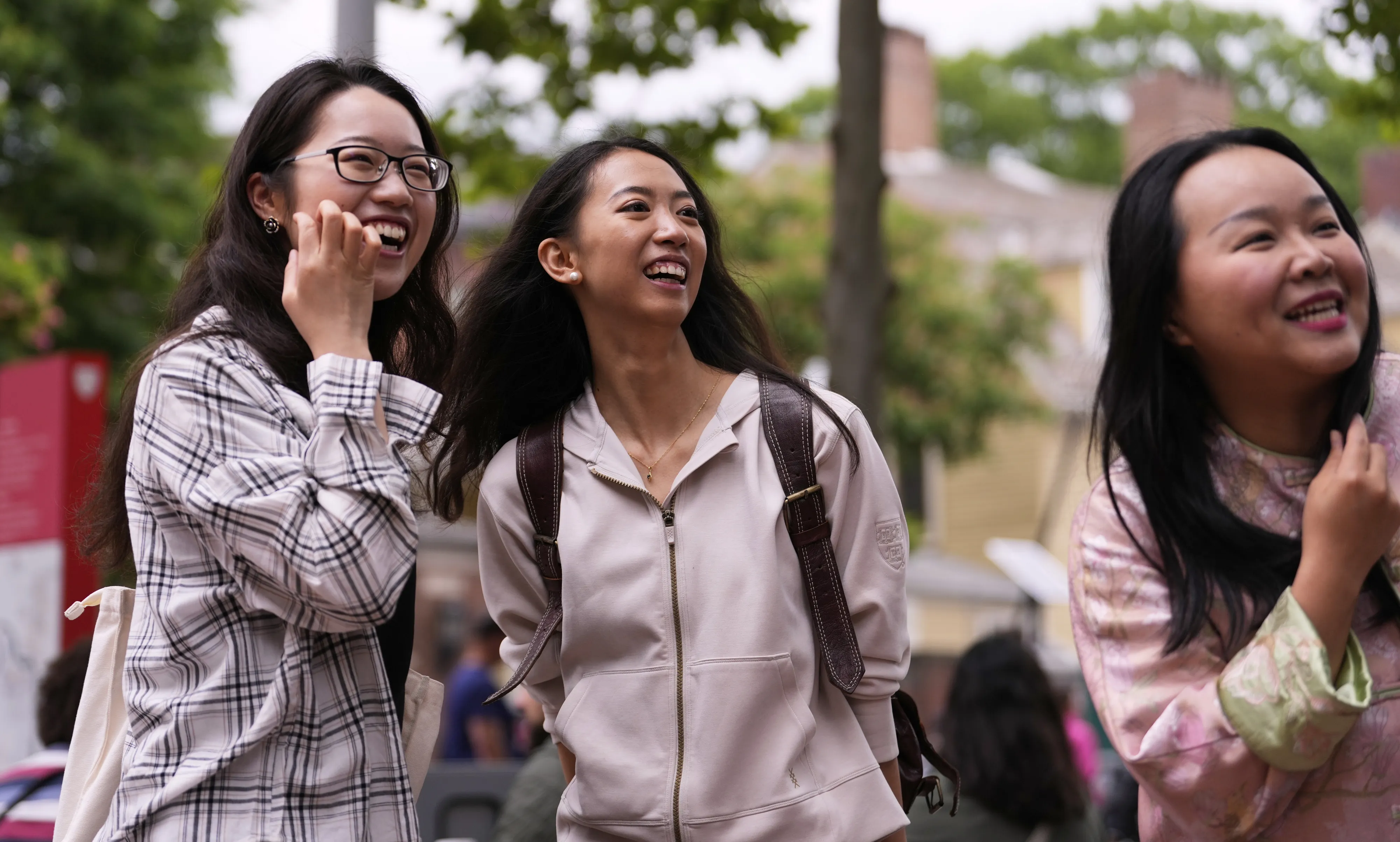 하버드 대학교 졸업식에서 연설한 중국인 유학생 장위룽(가운데). 캠브리지 AP 연합뉴스