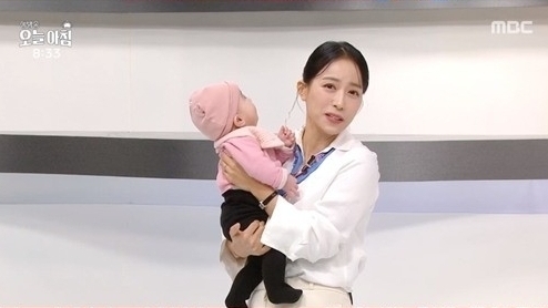 지난해 3월 임현주 아나운서가 생후 170일이 된 첫째 딸 아리아와 방송에 출연한 모습. MBC ‘생방송 오늘 아침’ 캡처