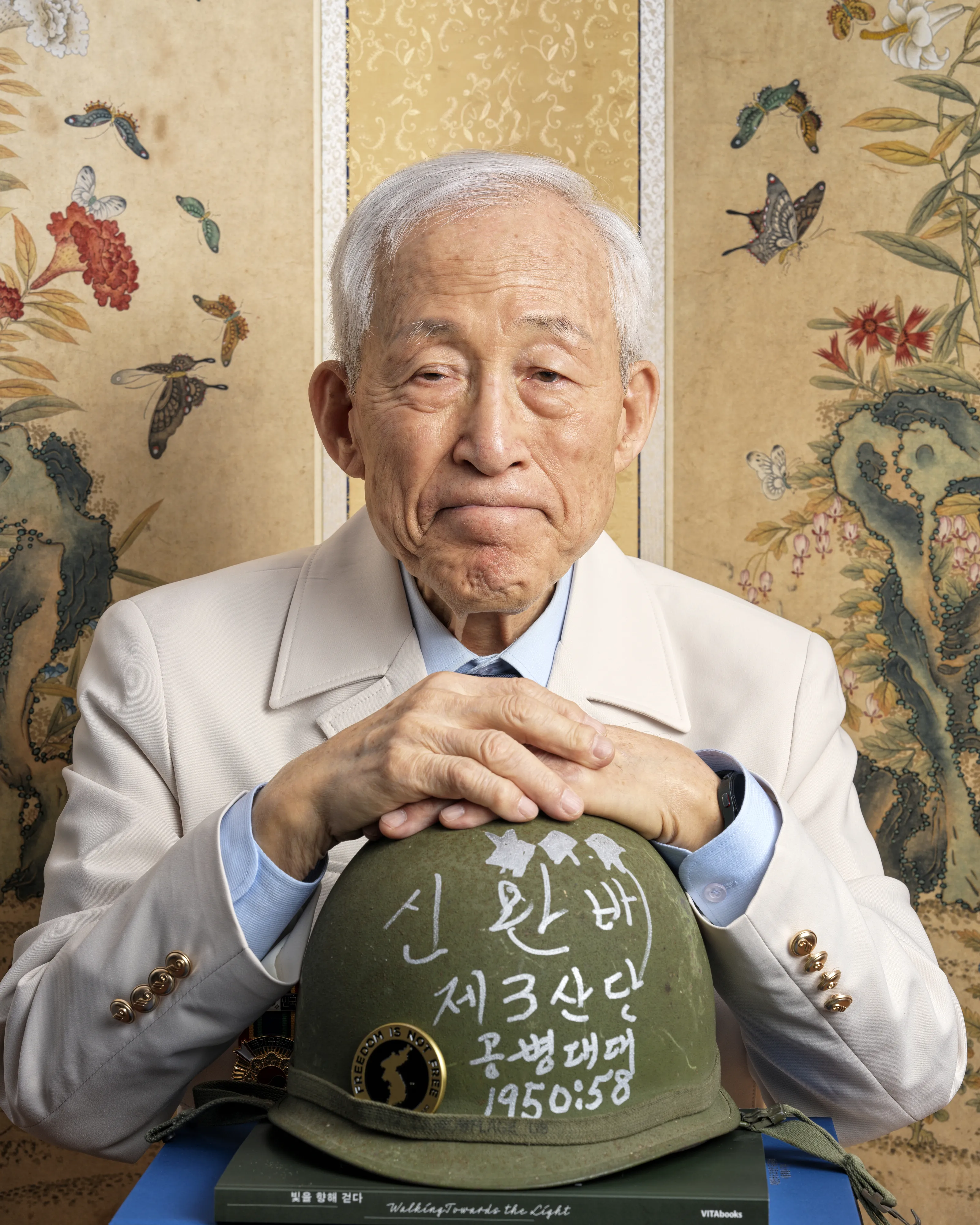 신완배(93) 참전용사는 국군 3사단 공병대대 출신으로 1950~1958년 군복무를 마치고 대위 전역했다. 딸의 요청으로 지난 5월 서울 종로 자택에서 촬영한 신 용사의 사진. 그는 라미 현 작가와 만나 “나라 없는 설움은 집 없는 설움보다 더 슬프다. 다음 세대에 절대로 그 아픔을 물려주지 않기 위해 노력했다”고 말했다.
라미 현 작가 제공
