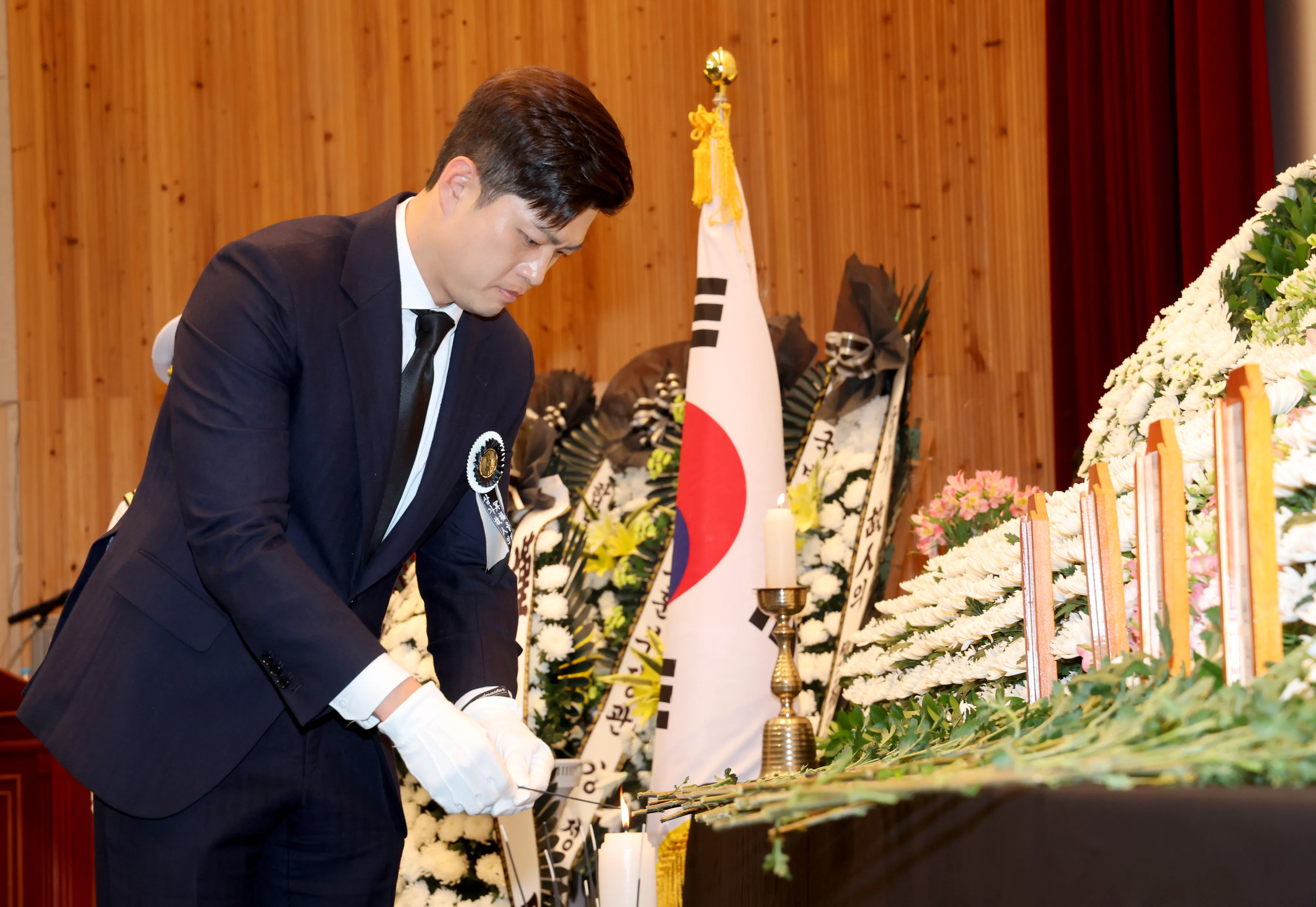 순직 해군 영결식 찾은 김용태  1일 경북 포항시 해군 항공사령부 강당에서 엄수된 ‘해군 P-3CK 917호기 순직자 영결식’에서 김용태 국민의힘 비상대책위원장이 분향하고 있다. 2025.6.1. 연합뉴스