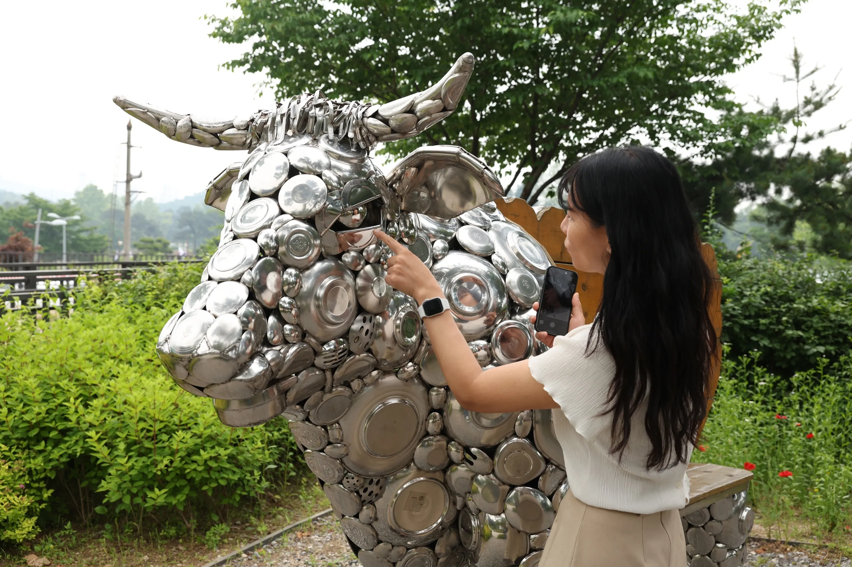 서울 노원구 시민이  화랑대 철도공원 내 경춘선숲길 갤러리에 열린 이송준 작가 초대전 작품을 감상하고 있다. 

노원구 제공