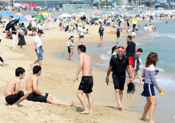 전국적으로 무더운 초여름 날씨를 보인 1일 오후 부산 해운대해수욕장에서 피서객들이 더위를 식히고 있다. 2025.6.1. 연합뉴스