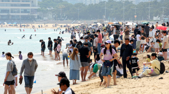 전국적으로 무더운 초여름 날씨를 보인 1일 오후 부산 해운대해수욕장에서 피서객들이 더위를 식히고 있다. 2025.6.1. 연합뉴스