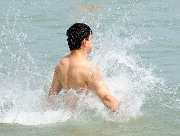 전국적으로 무더운 초여름 날씨를 보인 1일 오후 부산 해운대해수욕장에서 피서객들이 더위를 식히고 있다. 2025.6.1. 연합뉴스