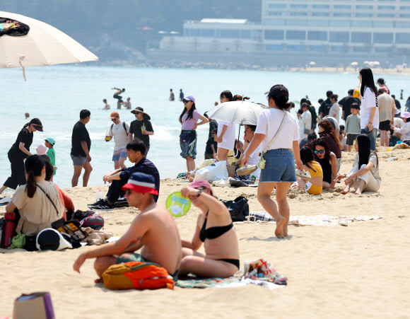 전국적으로 무더운 초여름 날씨를 보인 1일 오후 부산 해운대해수욕장에서 피서객들이 더위를 식히고 있다. 2025.6.1. 연합뉴스