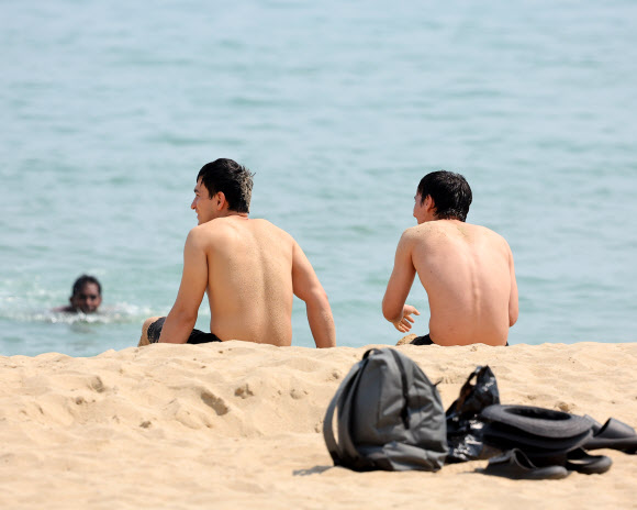 전국적으로 무더운 초여름 날씨를 보인 1일 오후 부산 해운대해수욕장에서 피서객들이 더위를 식히고 있다. 2025.6.1. 연합뉴스