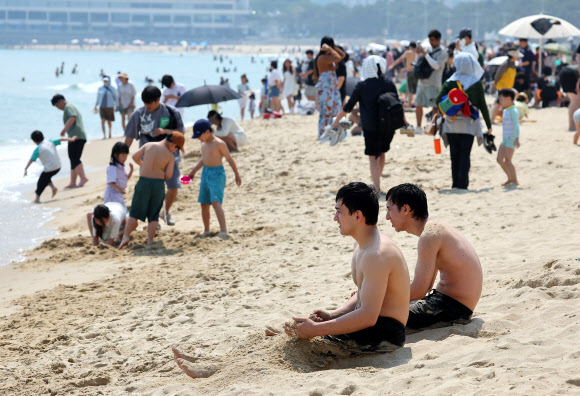 전국적으로 무더운 초여름 날씨를 보인 1일 오후 부산 해운대해수욕장에서 피서객들이 더위를 식히고 있다. 2025.6.1. 연합뉴스