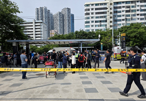 지난달 31일 서울지하철 5호선 열차 안에서 방화로 인해 승객들이 지하 터널을 통해 대피하는 사건이 발생했다. 사진은 화재로 인해 대피한 승객들의 모습. 2025.6.1. 영등포소방서 제공