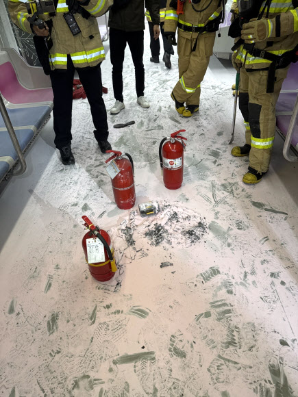 지난달 31일 서울지하철 5호선 열차 안에서 방화로 인해 승객들이 지하 터널을 통해 대피하는 사건이 발생했다. 사진은 서울지하철 5호선 객차 내부의 모습. 2025.6.1. 영등포소방서 제공