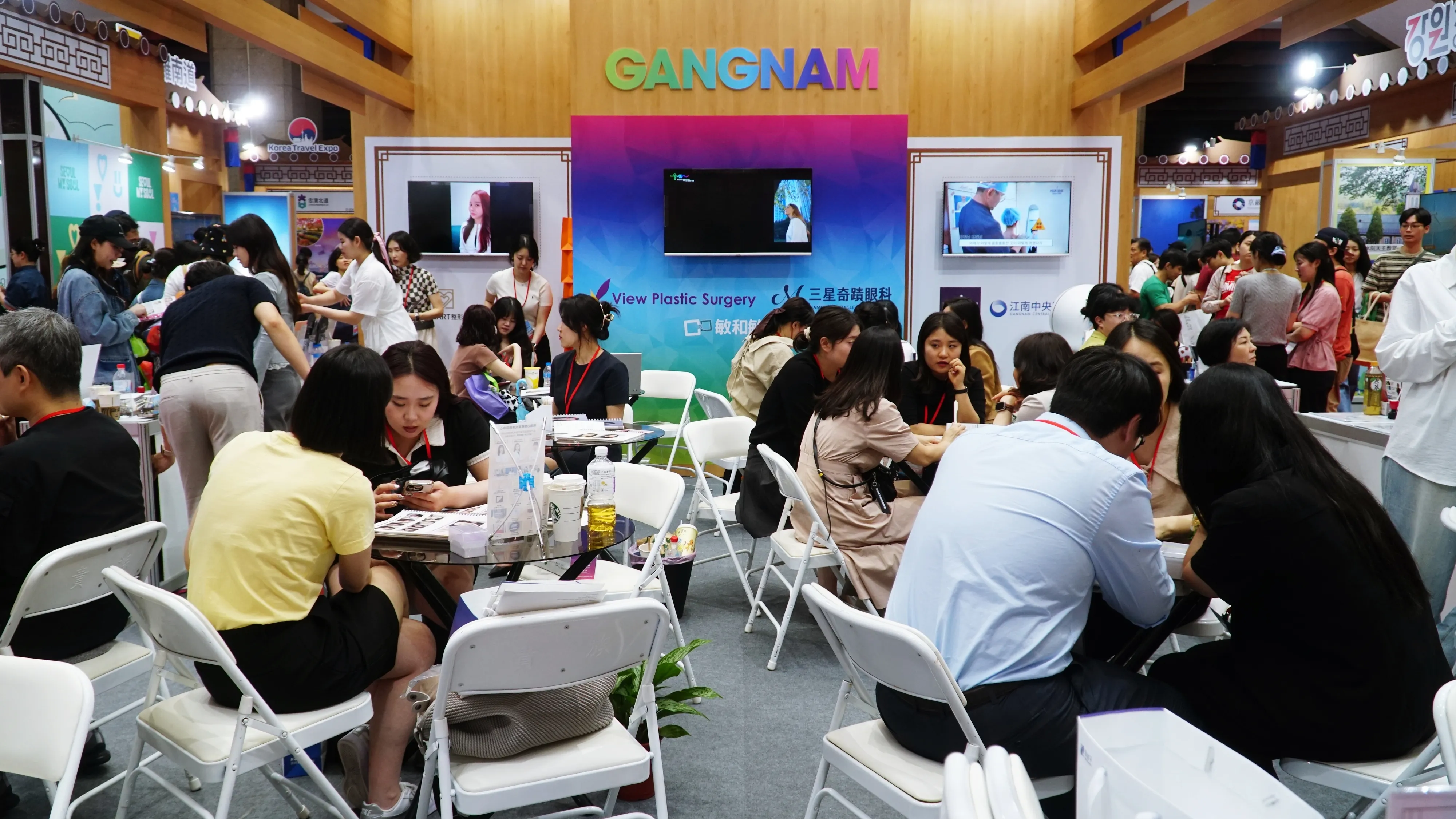 제1회 한국여행엑스포에 참가한 대만 관람객들이 서울 강남구에서 마련한 홍보 부스를 돌아보고 있다.