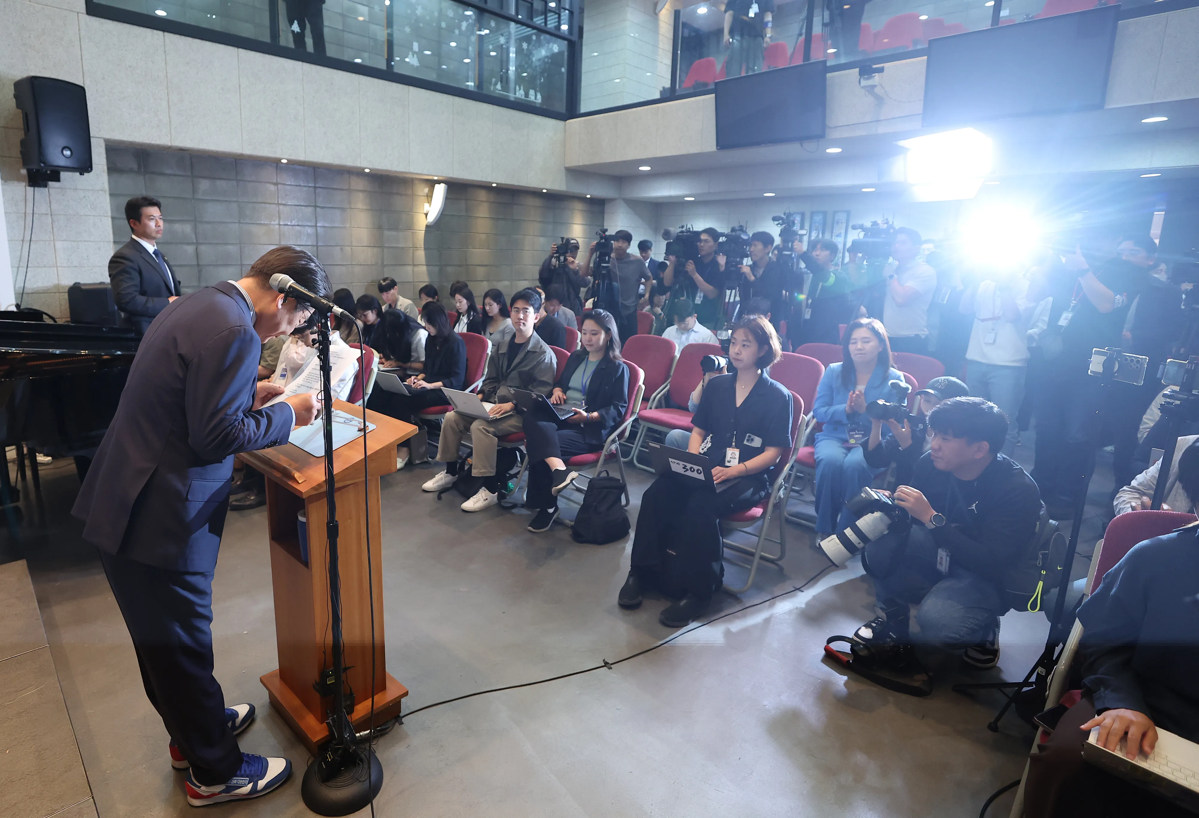 정치 뜻 세웠던 곳에서 마지막 대국민 기자회견하는 이재명 후보  더불어민주당 이재명 대선 후보가 2일 경기 성남시 수정구 성남주민교회에서 기자회견을 하고 있다. 2025.6.2 연합뉴스