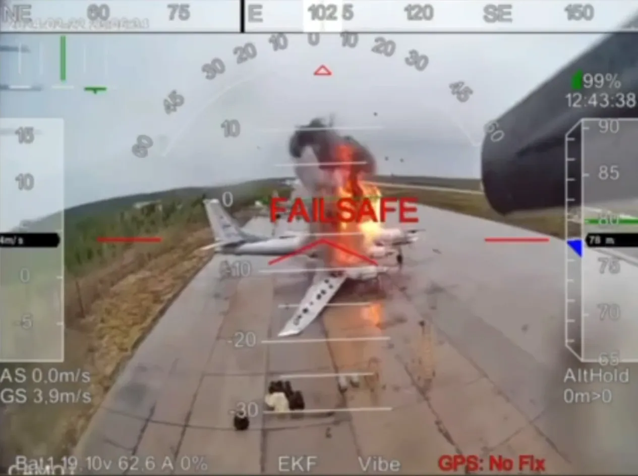 1일(현지시간) SBU의 일인칭 시점(FPV) 드론이 러시아의 장거리 전략폭격기 Tu-95를 공격해 폭파하는 모습.
SBU 텔레그램